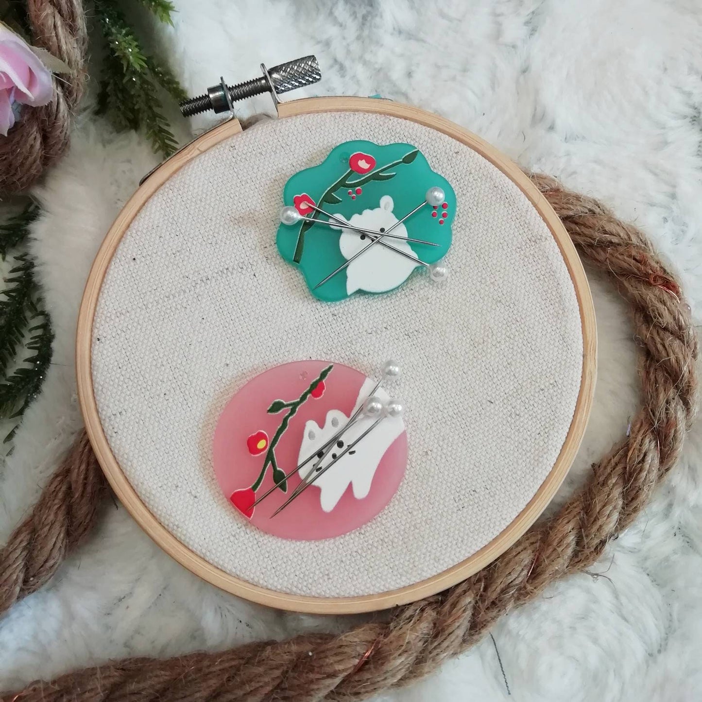 Magnet needle holder? / needle minder "Pink cat" or "Turquoise bear"