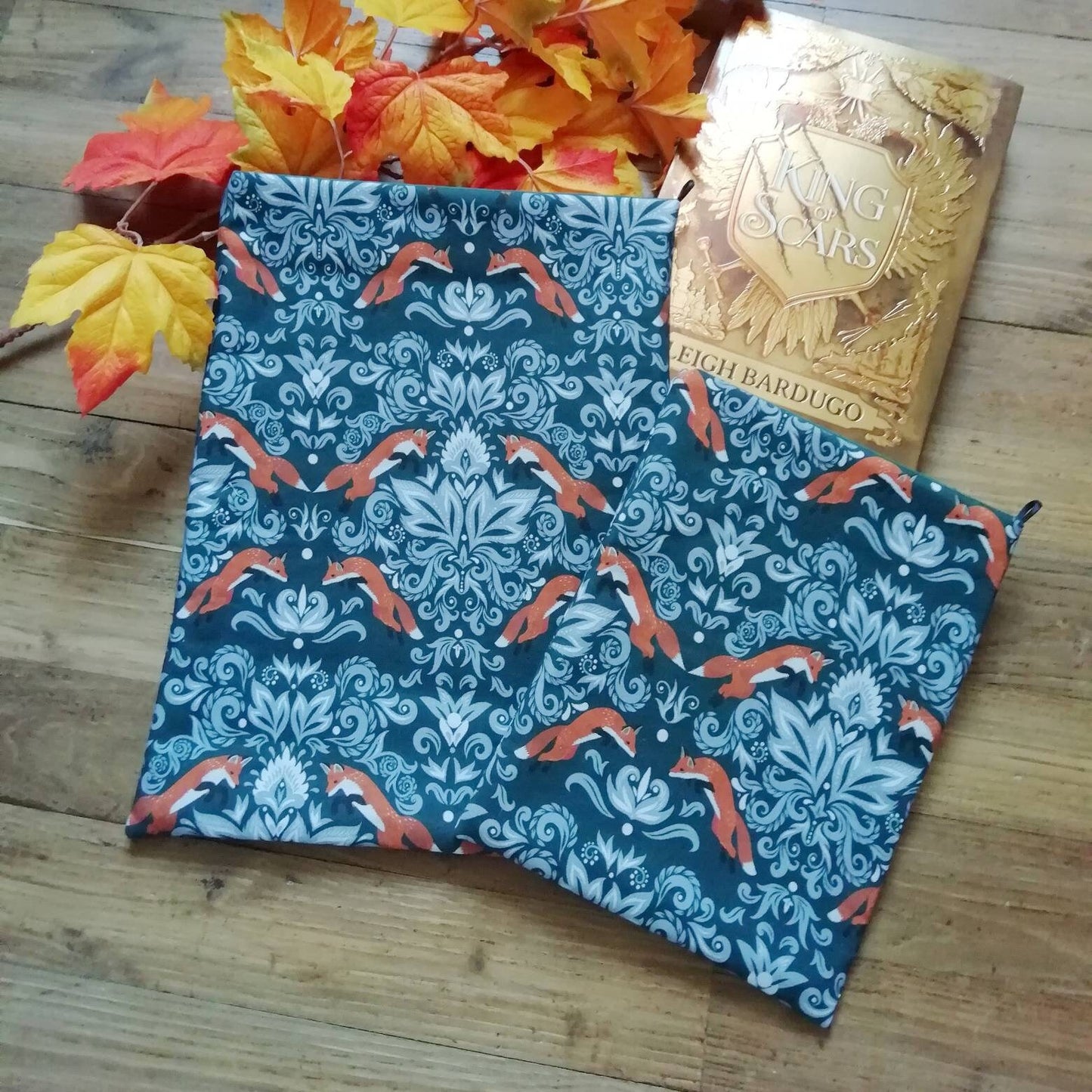 Book sleeve / booksleeve "Leaping foxes"