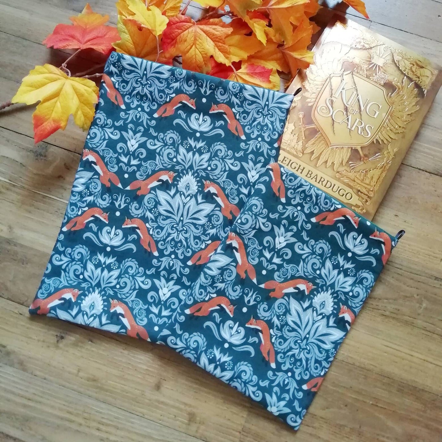Book sleeve / booksleeve "Leaping foxes"