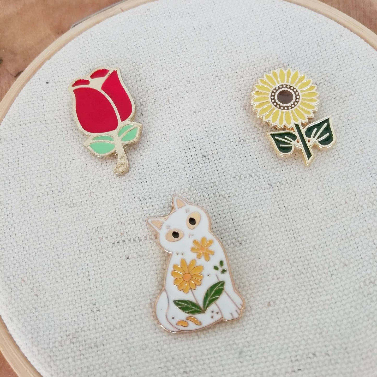 Magnetic needle holder for embroidery "White daisy cat", "Sunflower", "Red rose"
