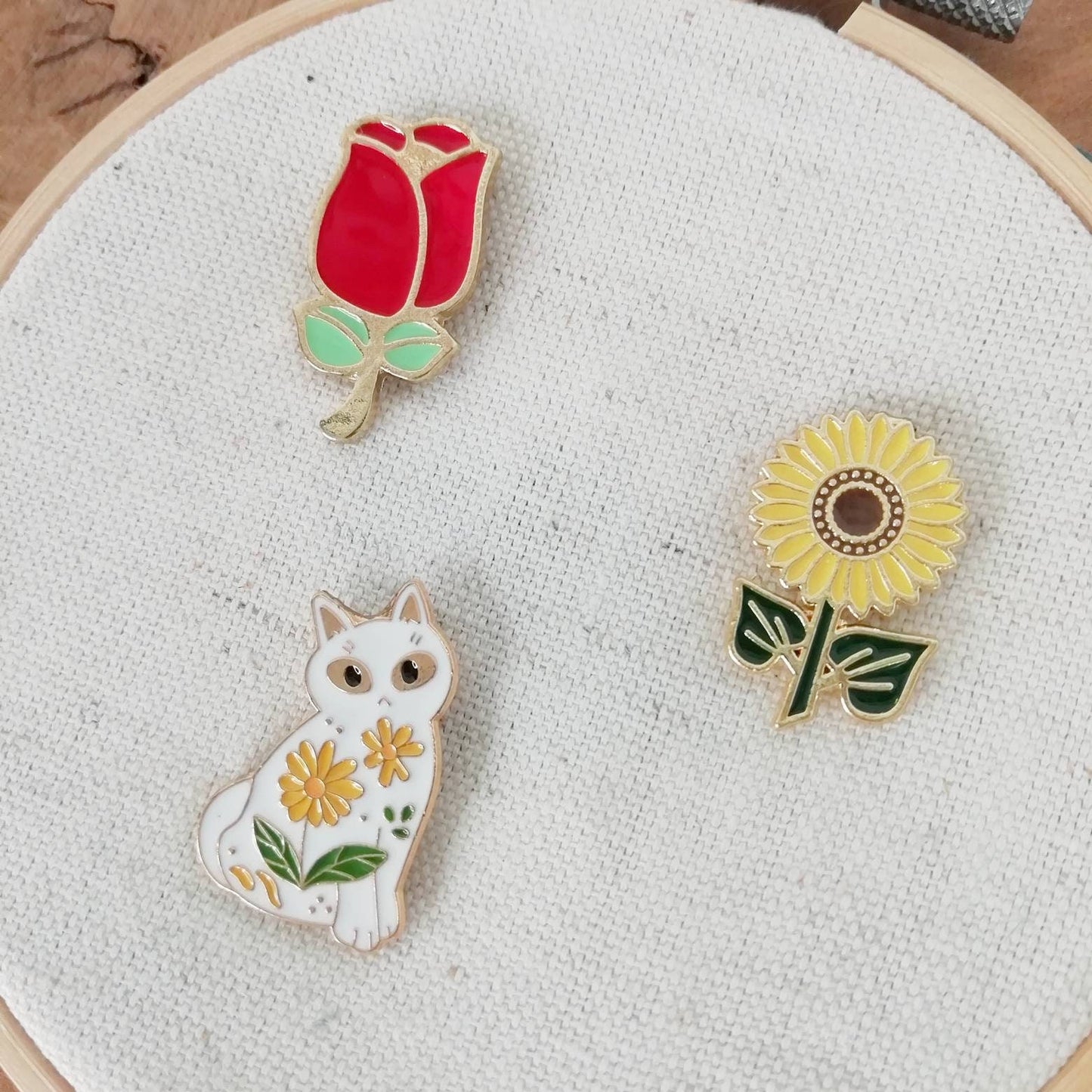 Magnetic needle holder for embroidery "White daisy cat", "Sunflower", "Red rose"