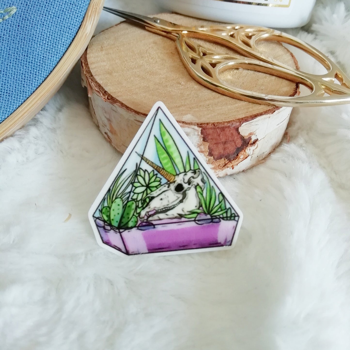 Magnetic needle holder / needle minder "Unicorn terrarium", "Flower bulb" or "Rabbit jar"