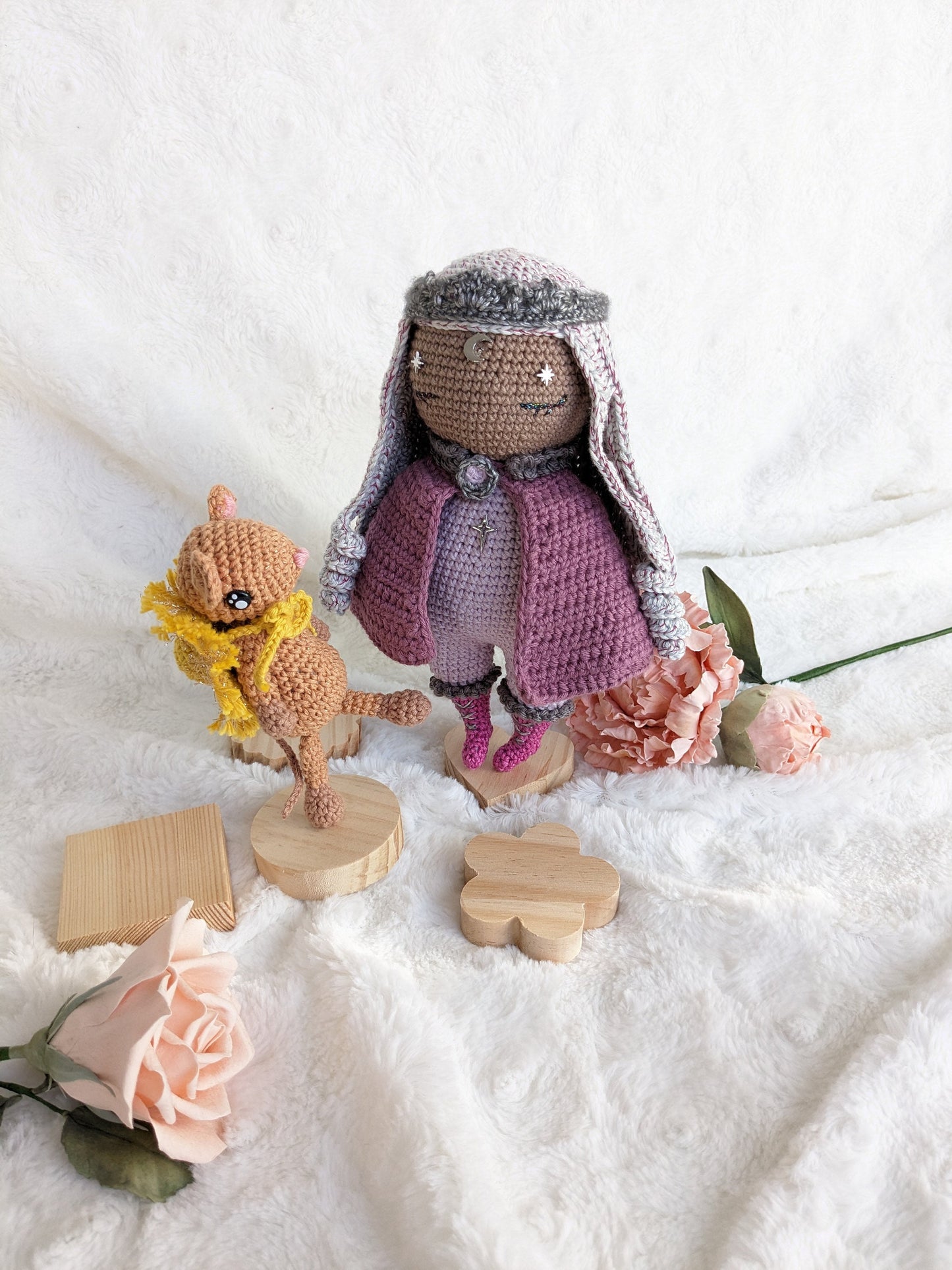 Small format wooden support for amigurumi / Crochet or knitting plush display
