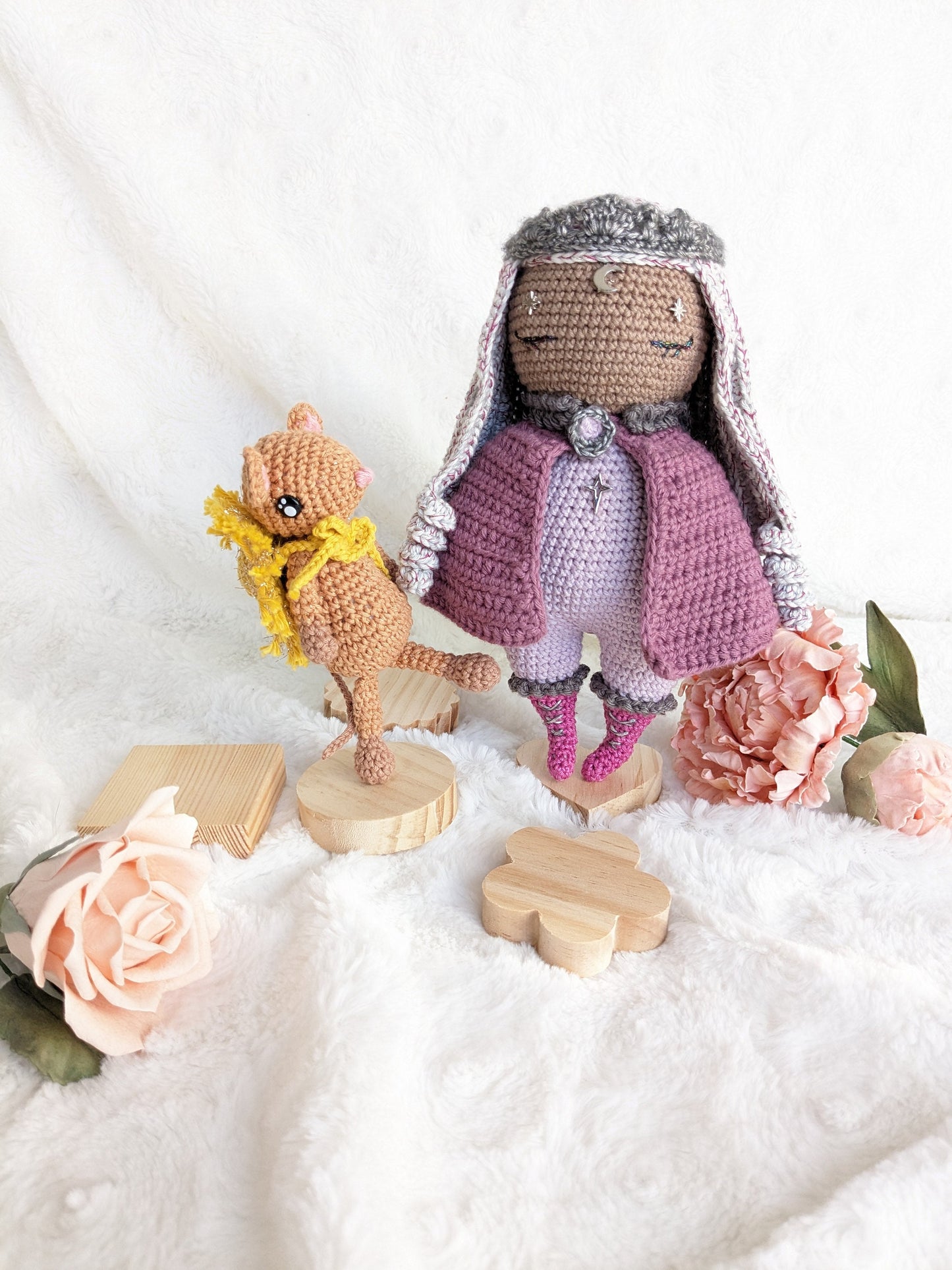 Small format wooden support for amigurumi / Crochet or knitting plush display