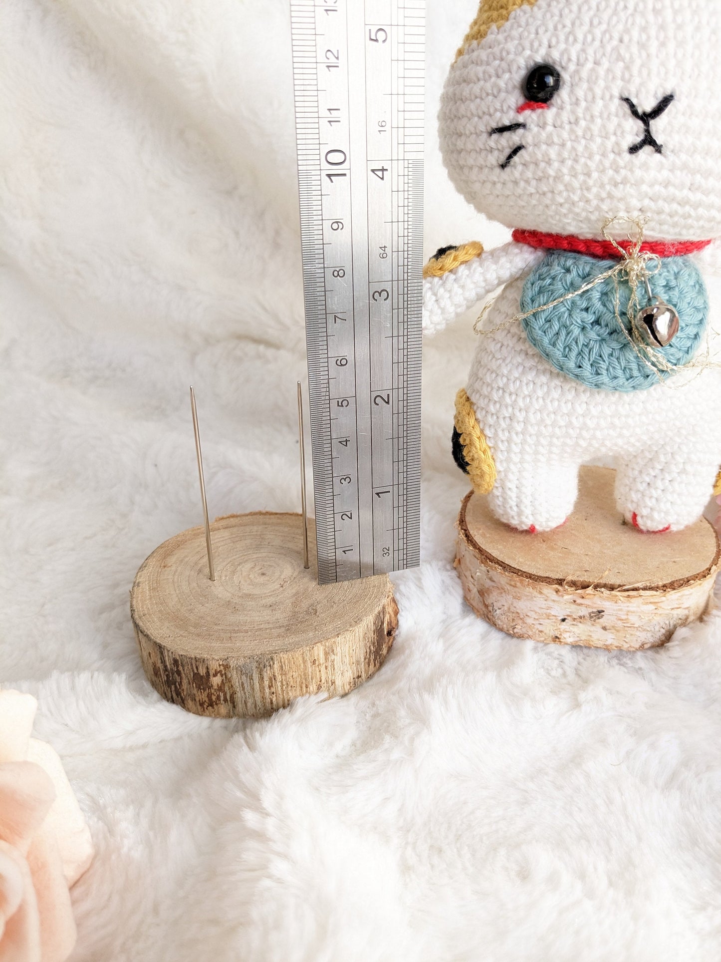 Small format natural wood support for amigurumi / Crochet or knitting plush display