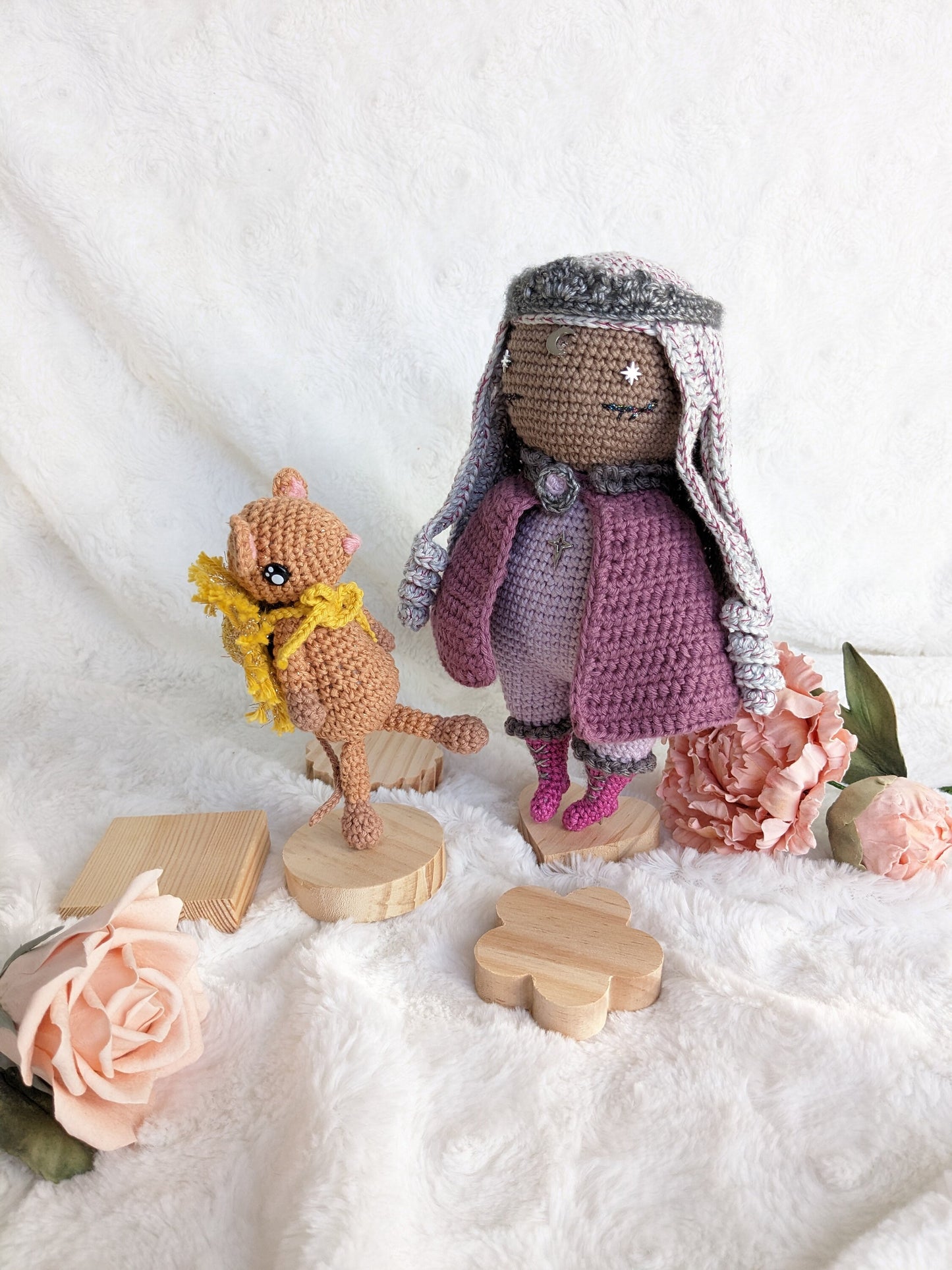 Small format wooden support for amigurumi / Crochet or knitting plush display