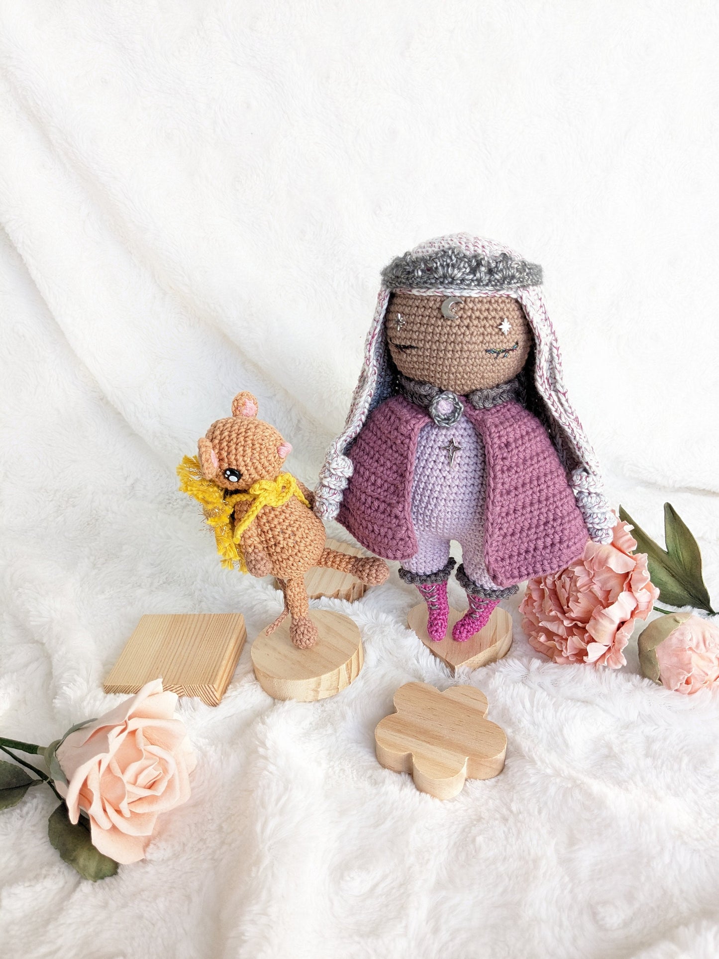 Small format wooden support for amigurumi / Crochet or knitting plush display