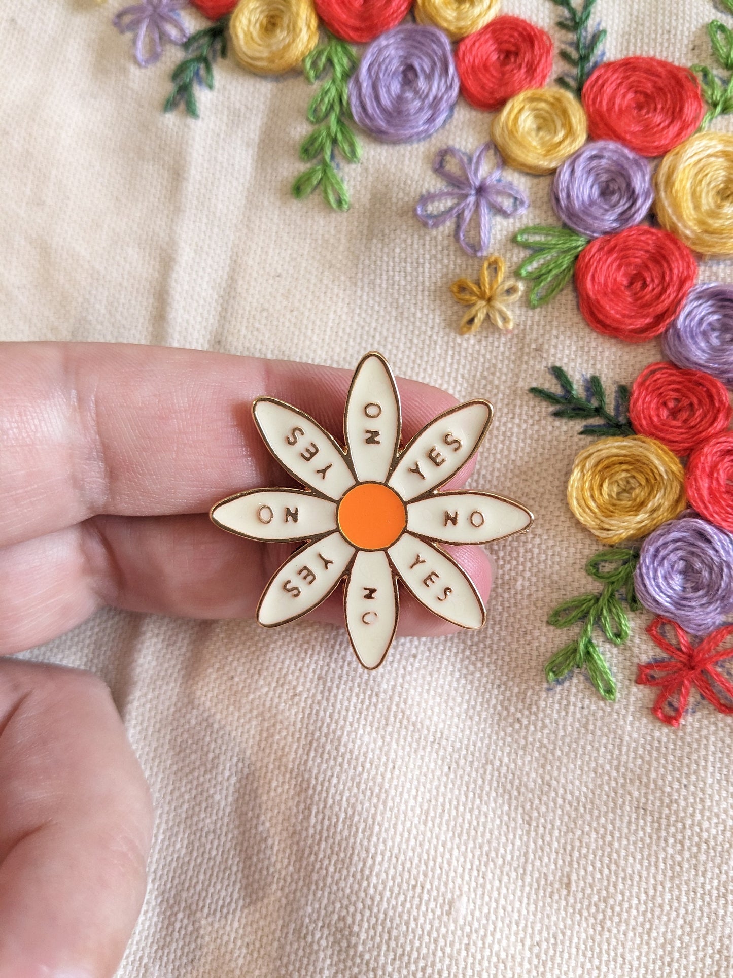 Magnetic needle holder / needle minder "Green owl", "Sleeping cat", "Marguerite" or "Planet love"