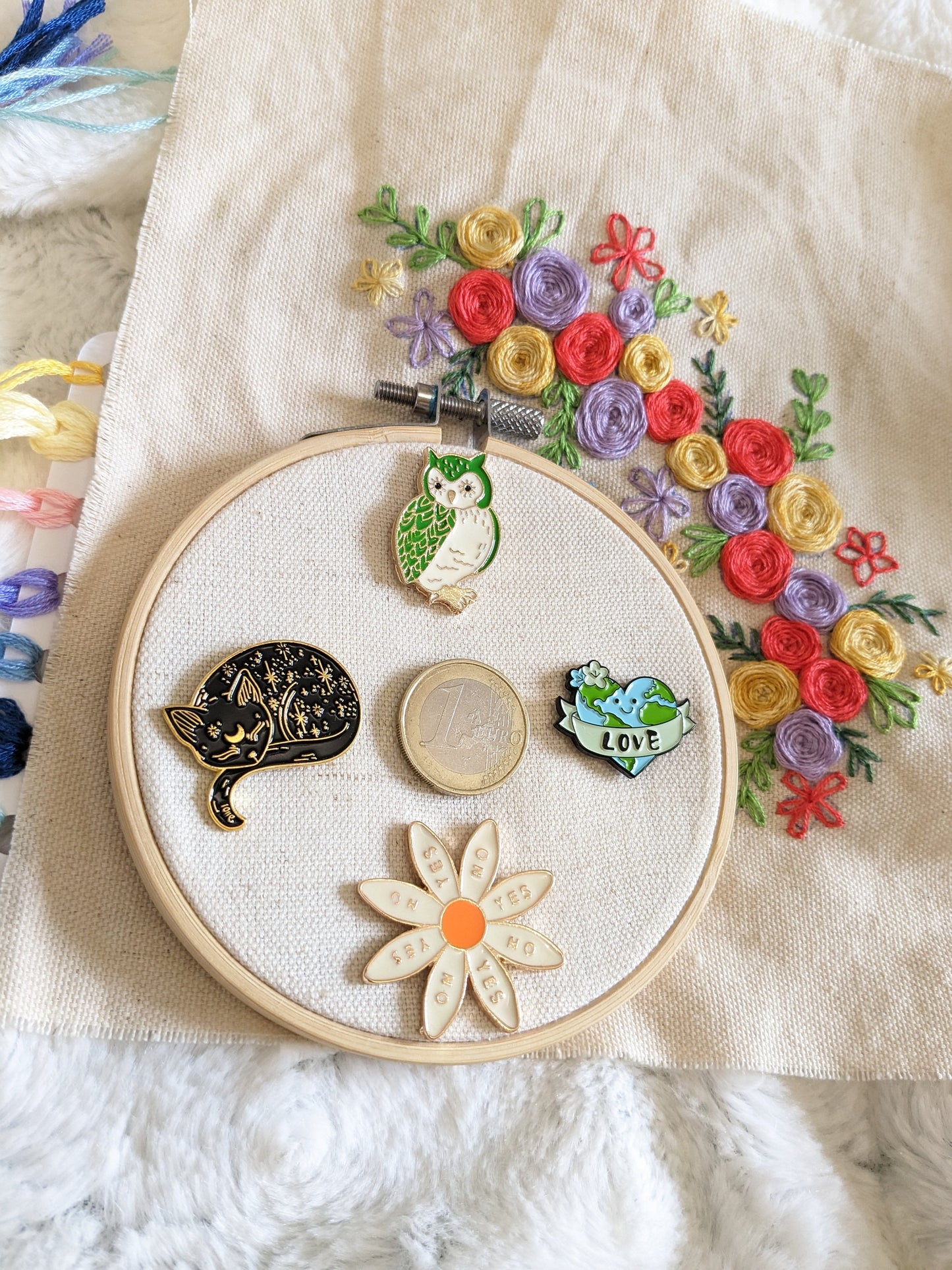 Magnetic needle holder / needle minder "Green owl", "Sleeping cat", "Marguerite" or "Planet love"
