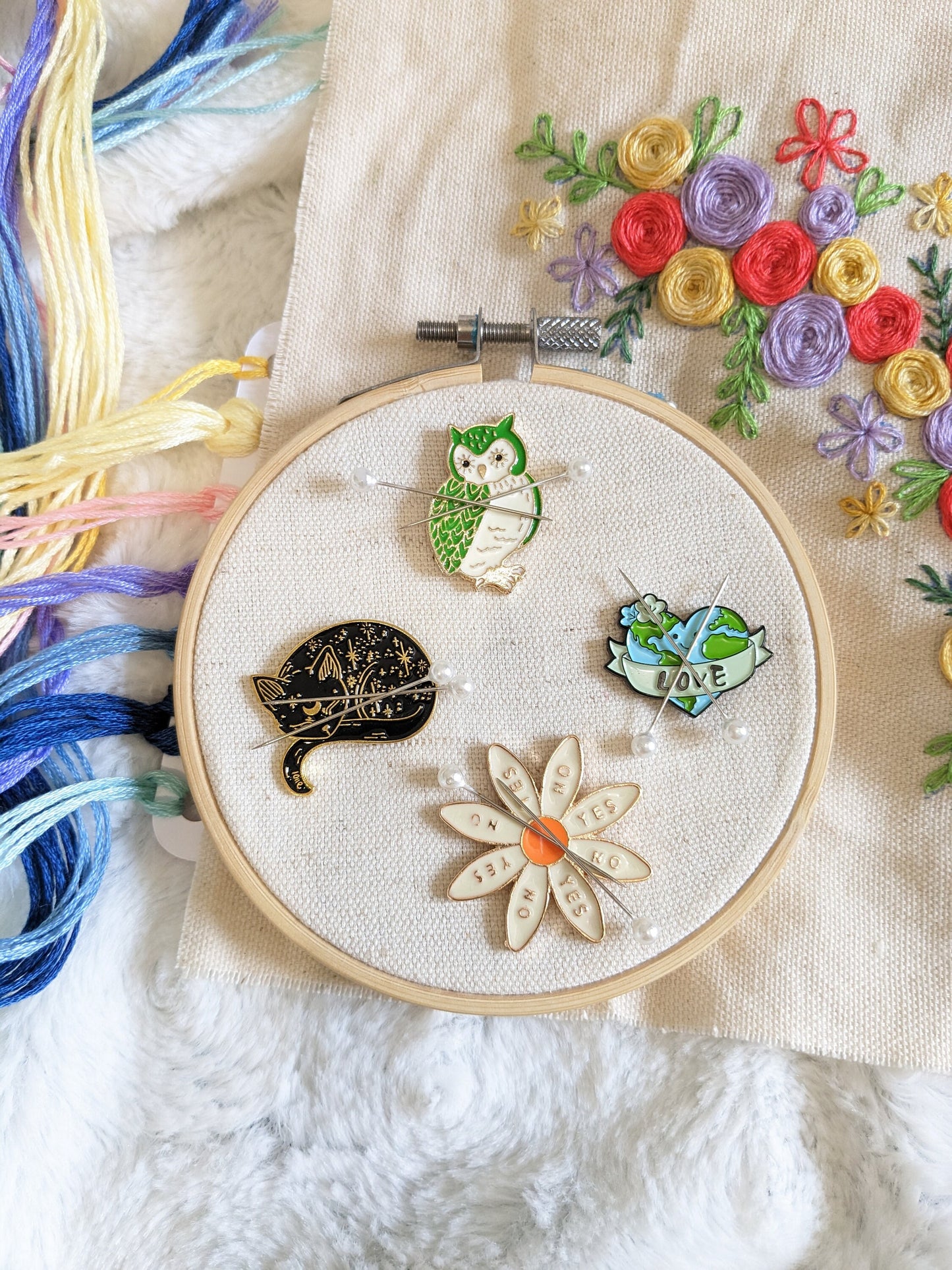 Magnetic needle holder / needle minder "Green owl", "Sleeping cat", "Marguerite" or "Planet love"
