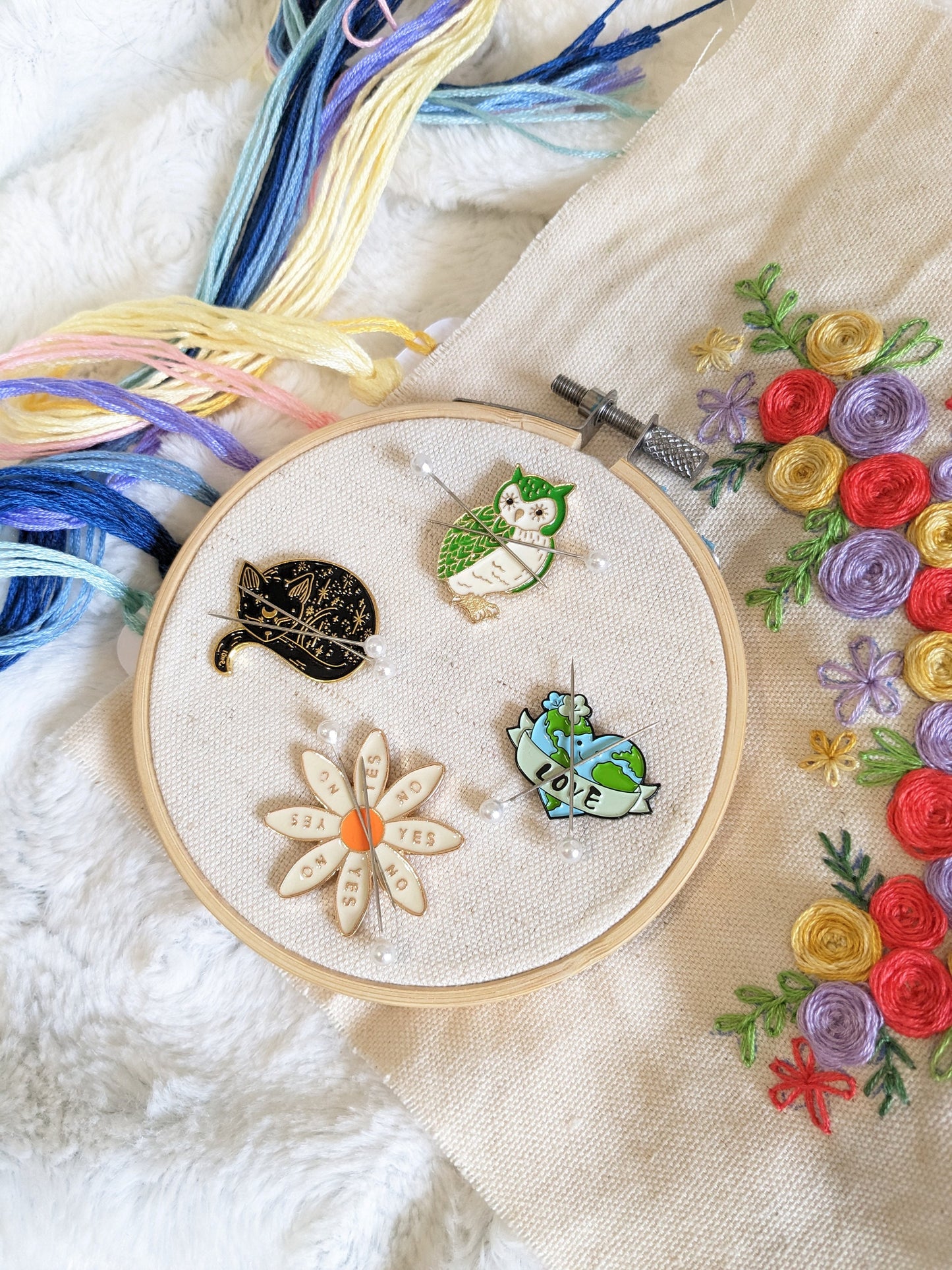 Magnetic needle holder / needle minder "Green owl", "Sleeping cat", "Marguerite" or "Planet love"