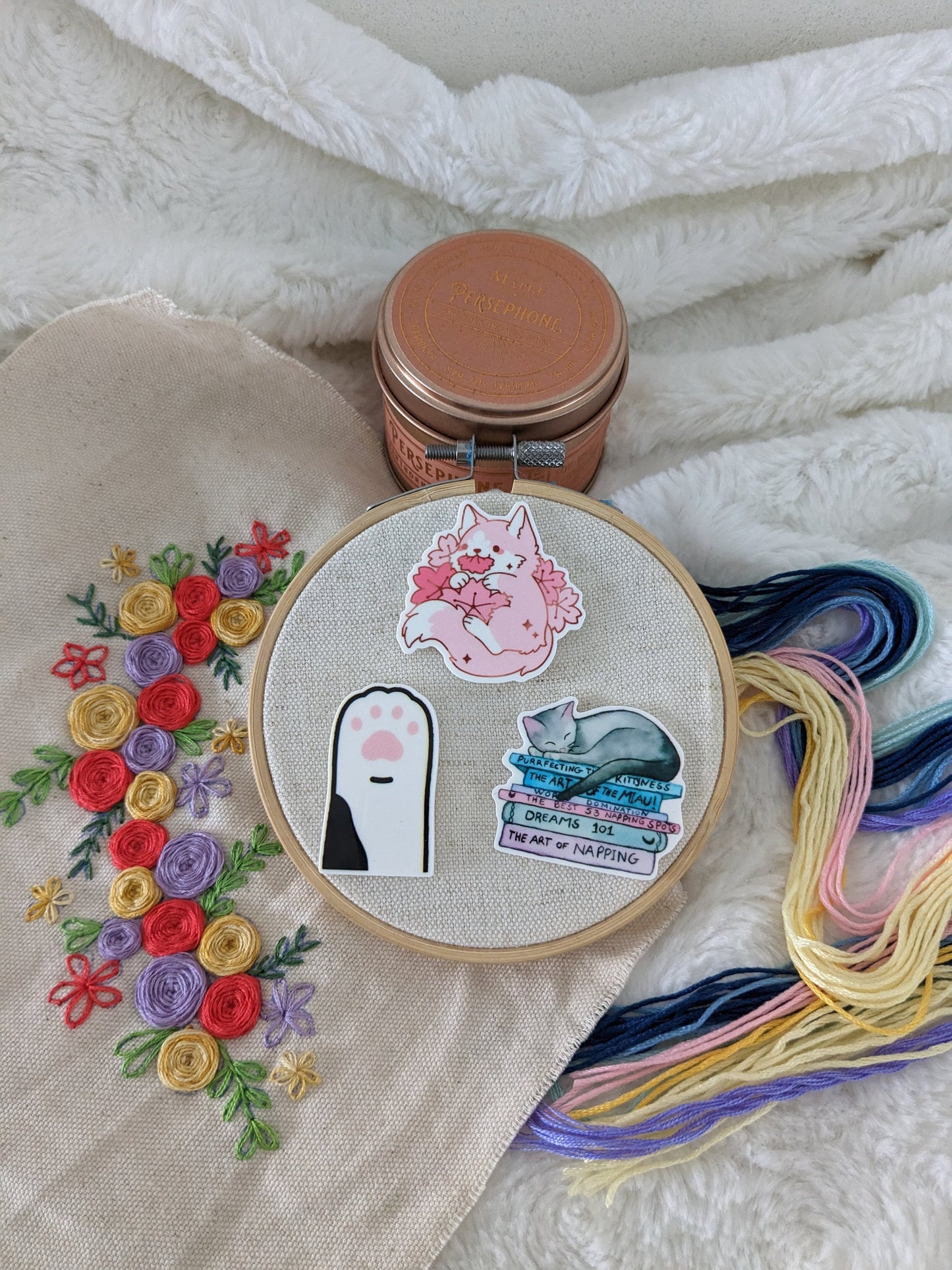 Magnetic needle holder / needle minder "Patoune", "Bookish nap" or "Eating sakura"