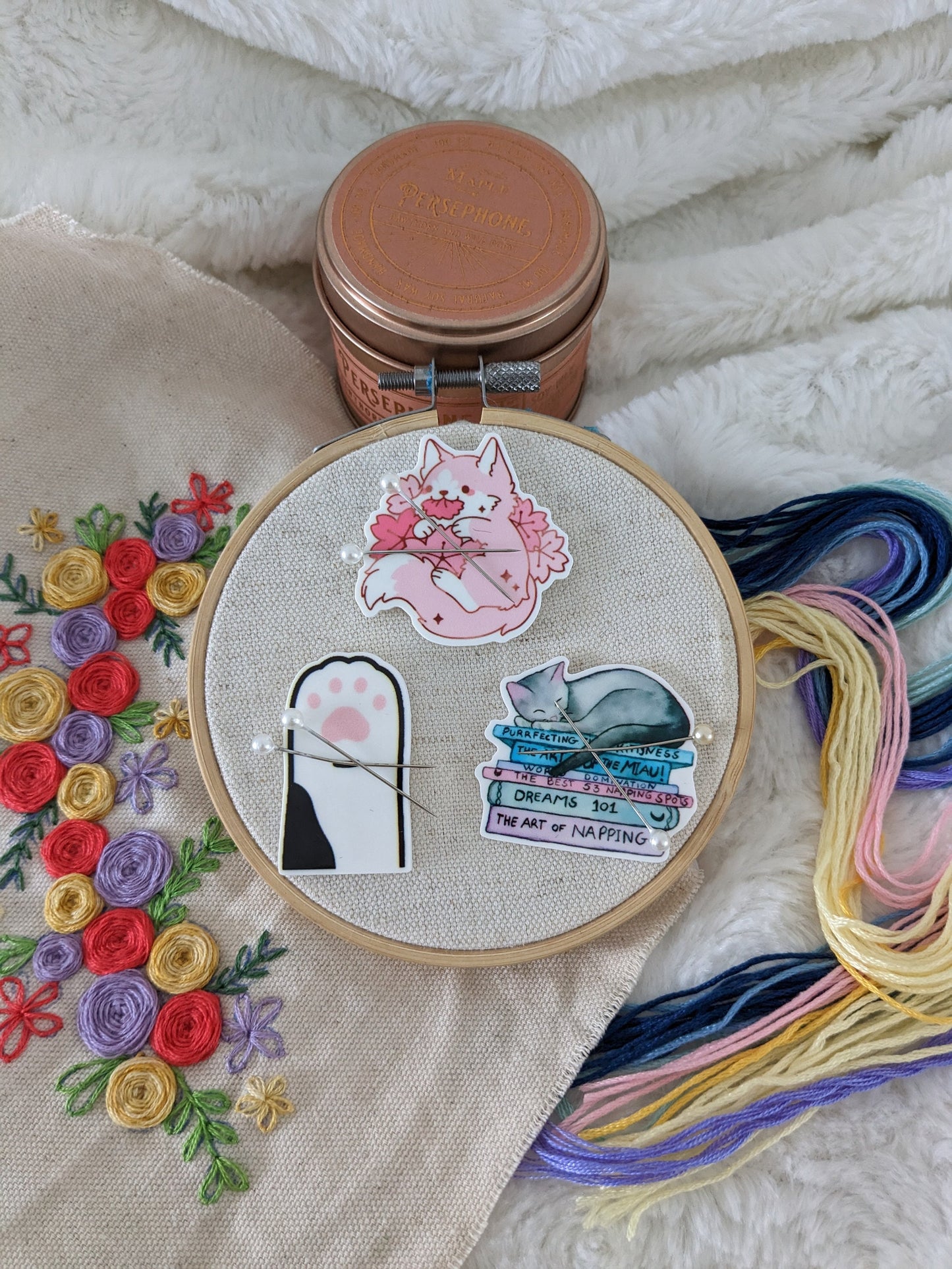 Magnetic needle holder / needle minder "Patoune", "Bookish nap" or "Eating sakura"