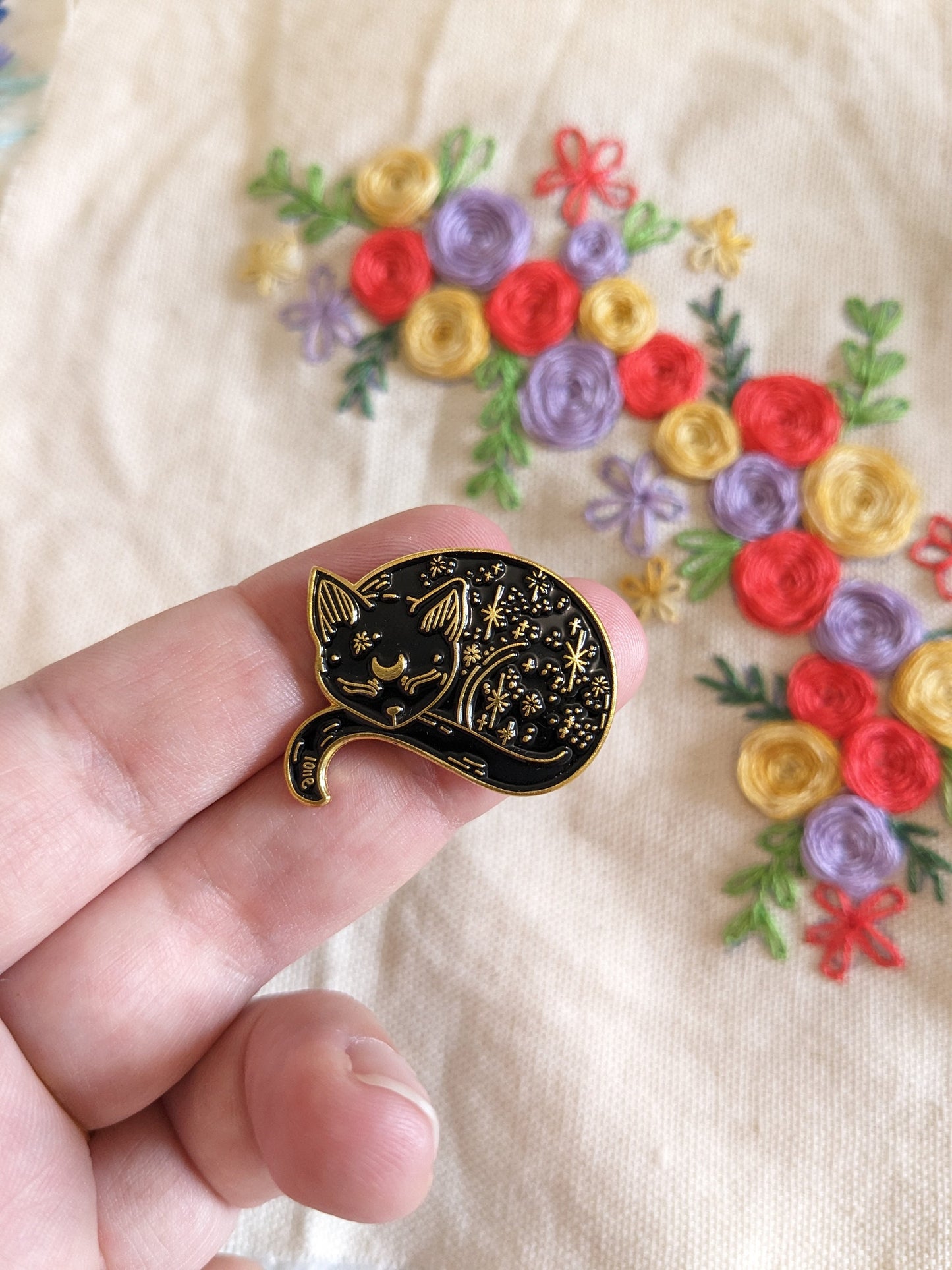 Magnetic needle holder / needle minder "Green owl", "Sleeping cat", "Marguerite" or "Planet love"