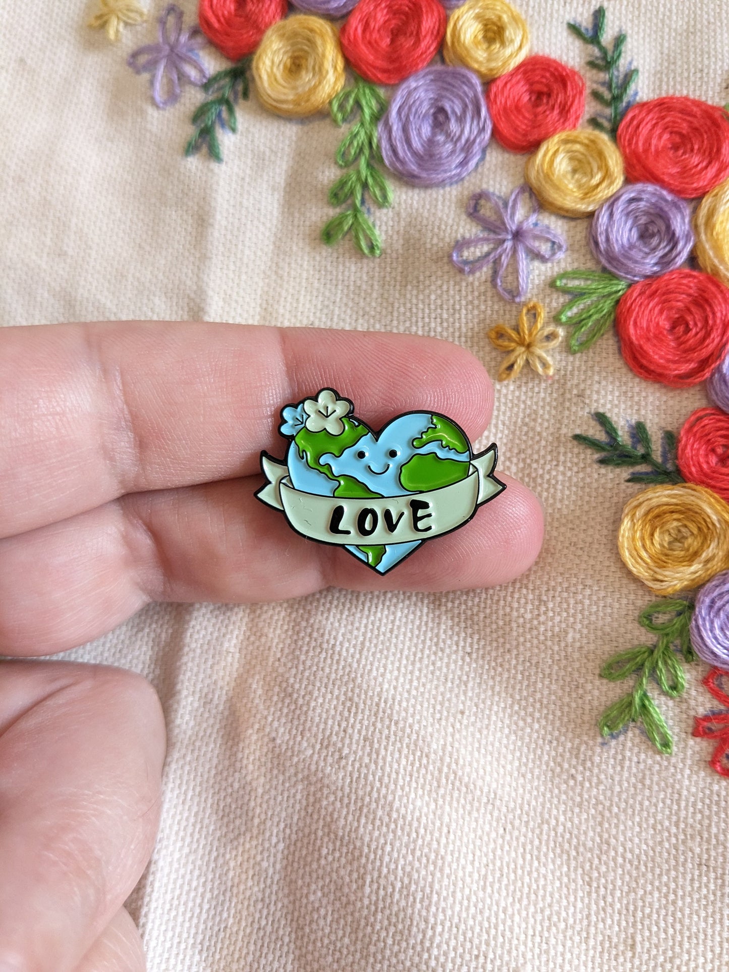 Magnetic needle holder / needle minder "Green owl", "Sleeping cat", "Marguerite" or "Planet love"