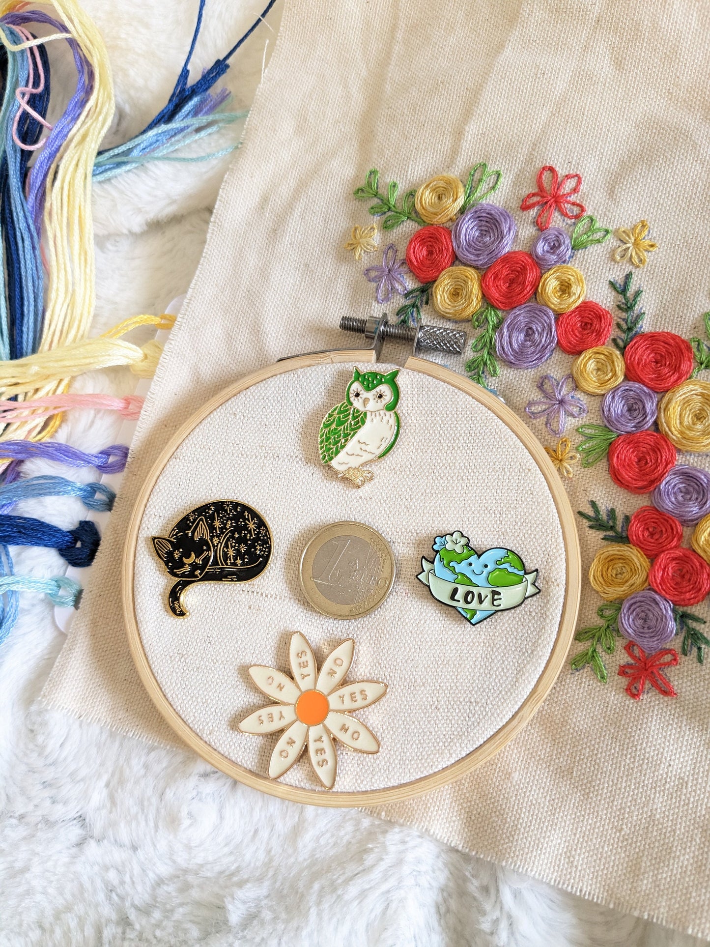 Magnetic needle holder / needle minder "Green owl", "Sleeping cat", "Marguerite" or "Planet love"