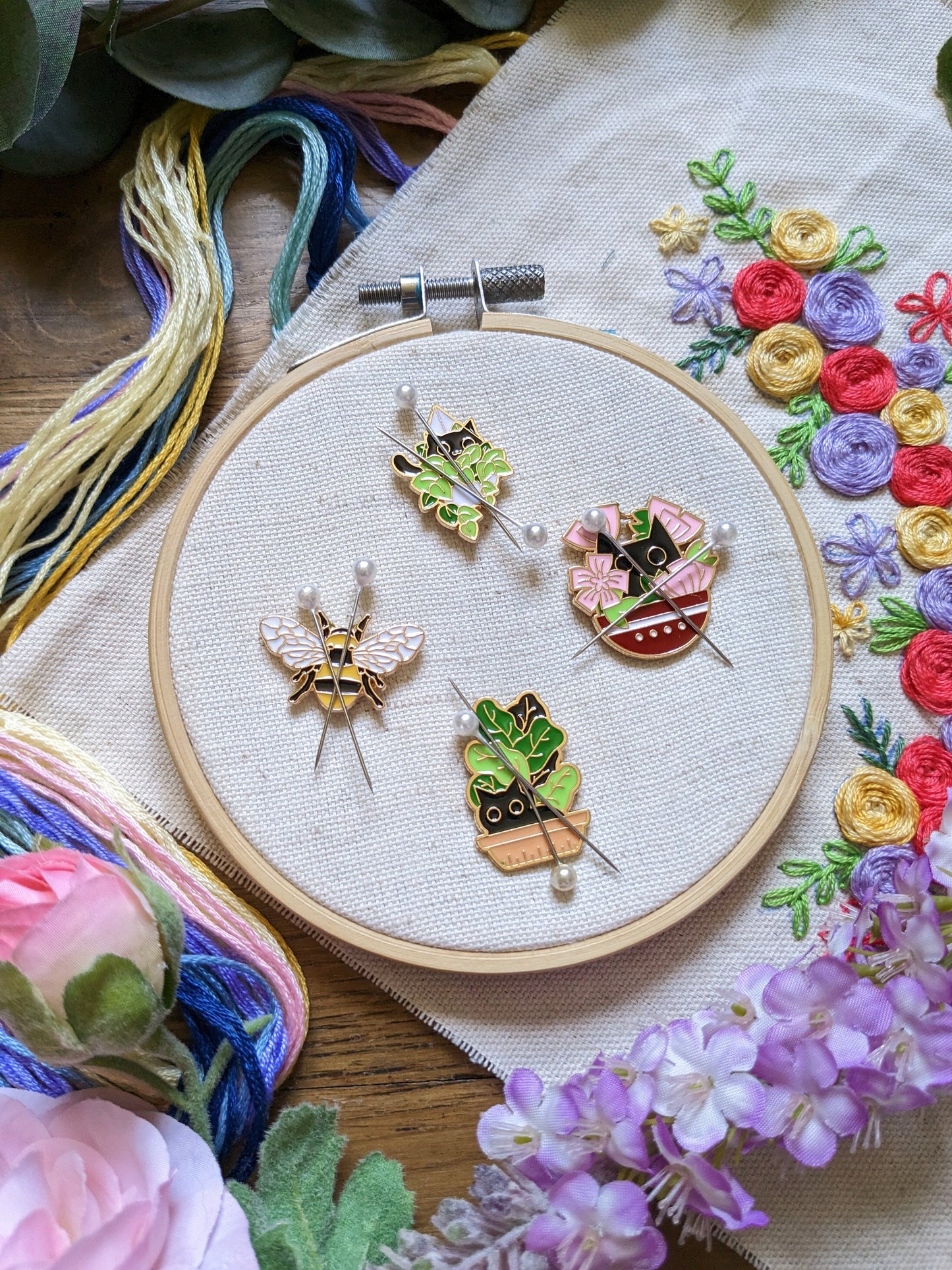 Magnetic needle holder / needle minder "Bee", "In the flowers", "Lying in the pot" or "In the plants"