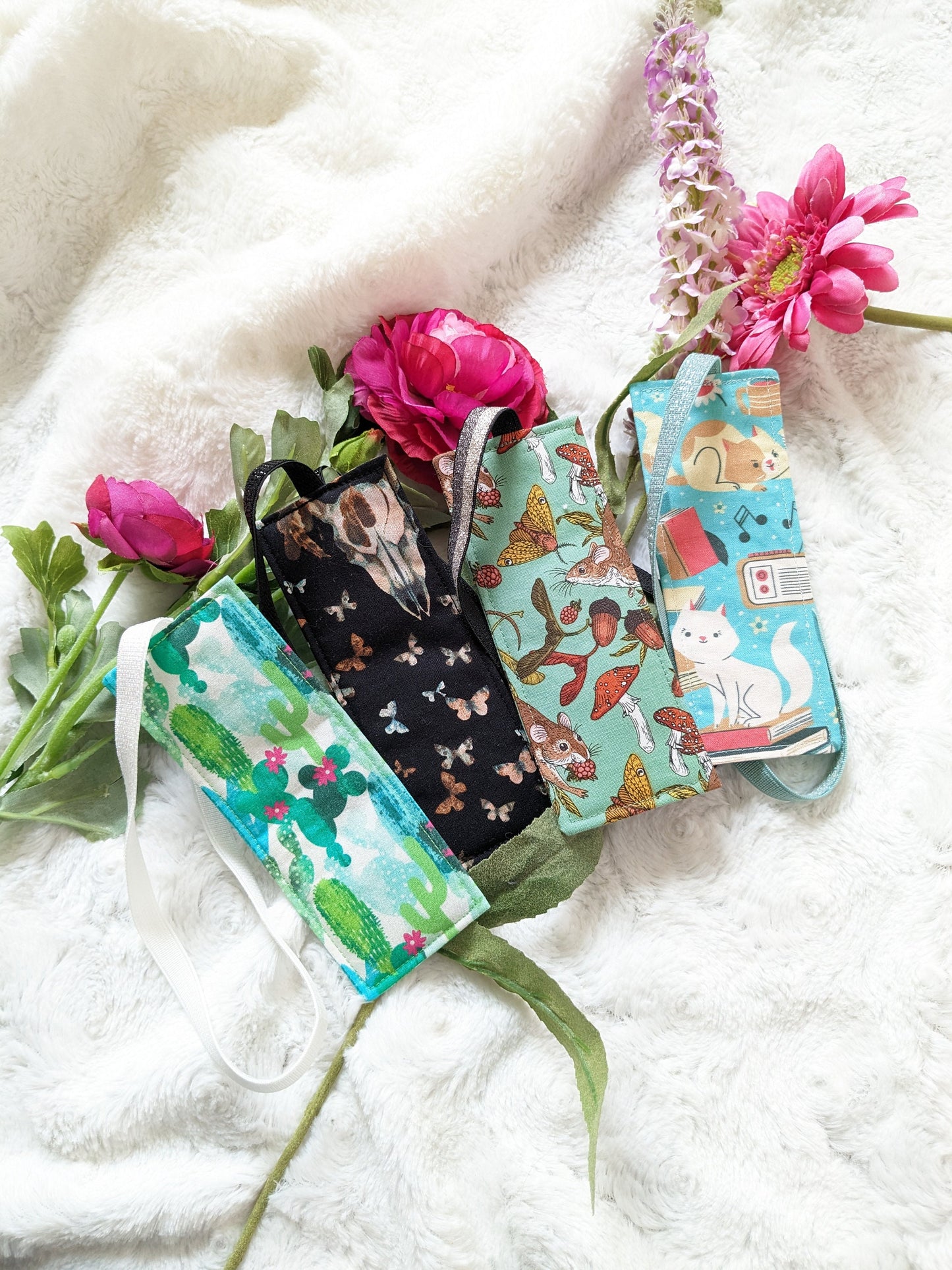 Elastic bookmark of your choice "Cactus", "Skull and Butterflies", "Mouse" or "Cats and Books"