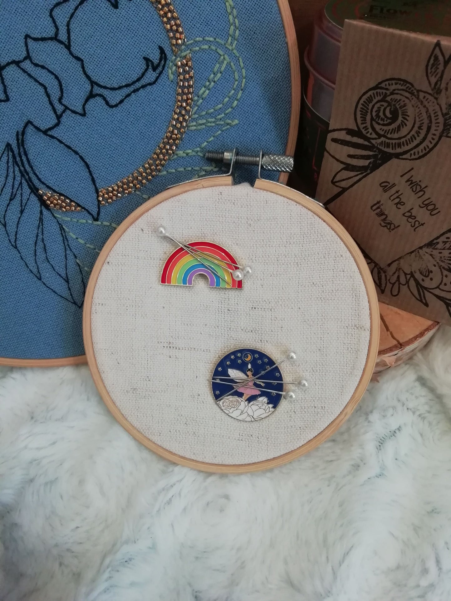 Porte aiguille aimanté pour broderie "Arc-en-ciel" "Fée dansante"