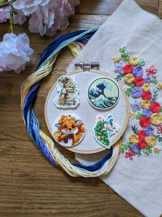 Porte aiguille aimanté / needle minder "Medaillon renard", "Vague hokkusai", "Fille et livres" ou "Paon fleuri"