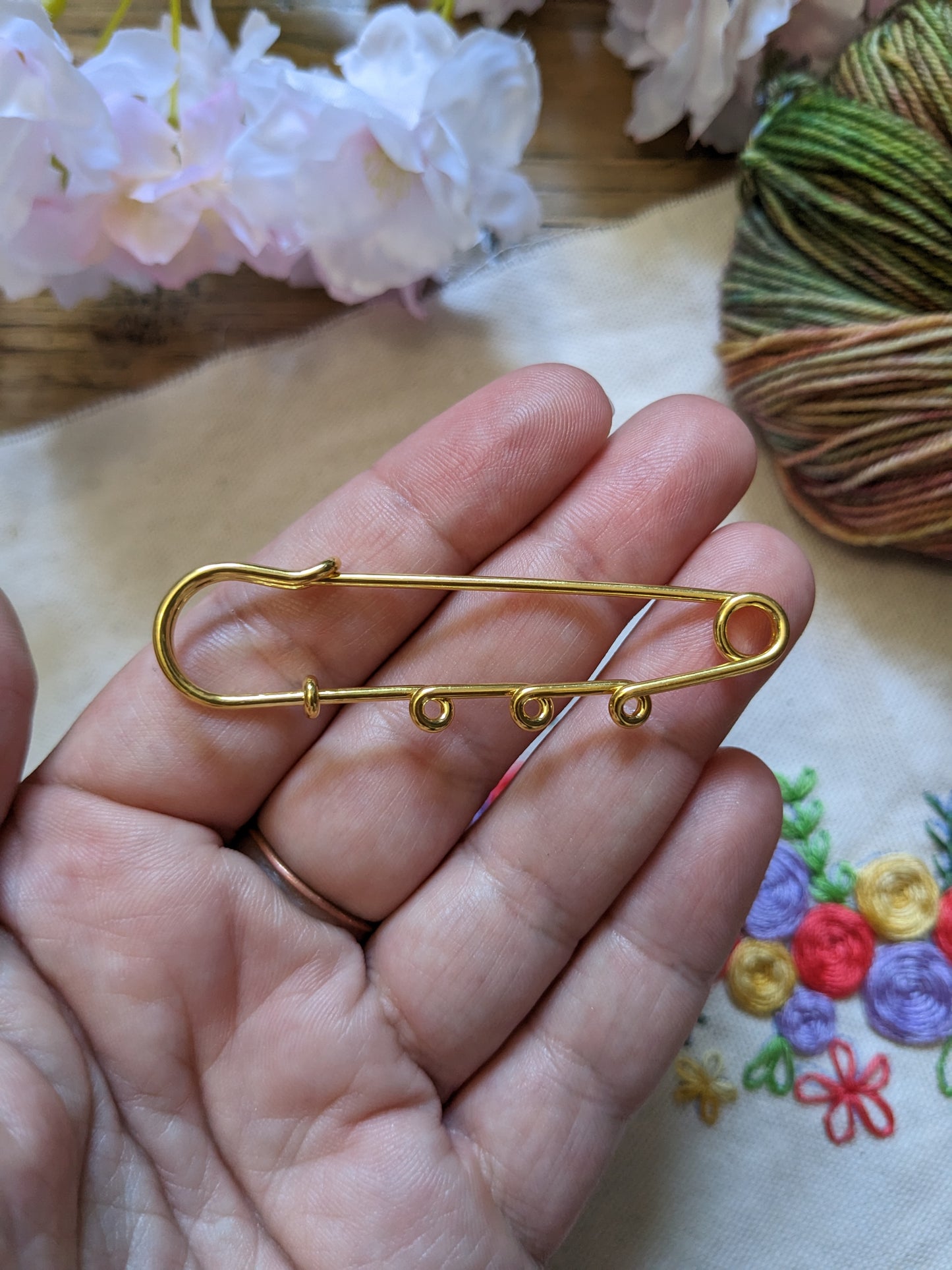 Safety pin and eyelets / stitch marker holder for crochet