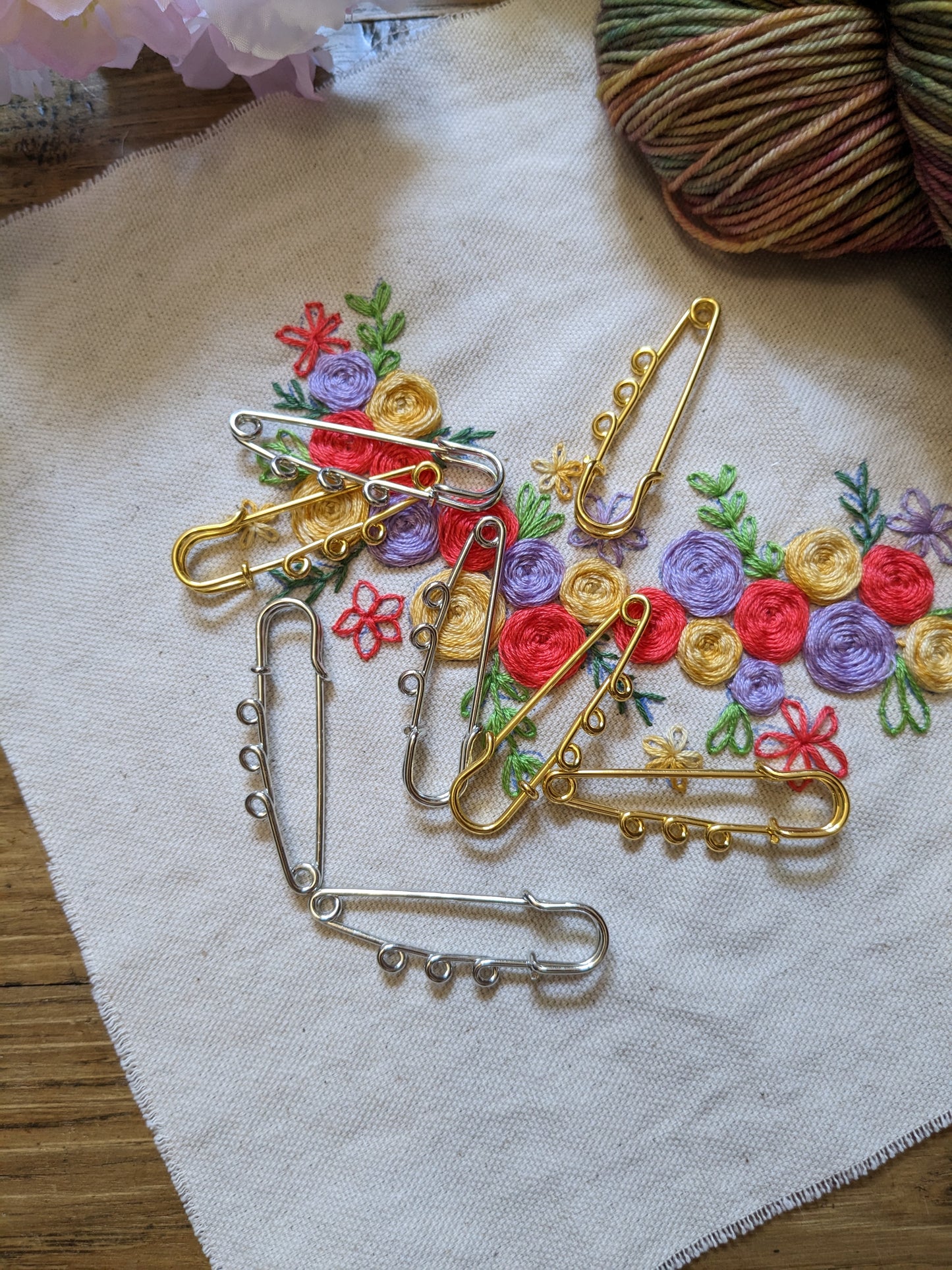 Safety pin and eyelets / stitch marker holder for crochet