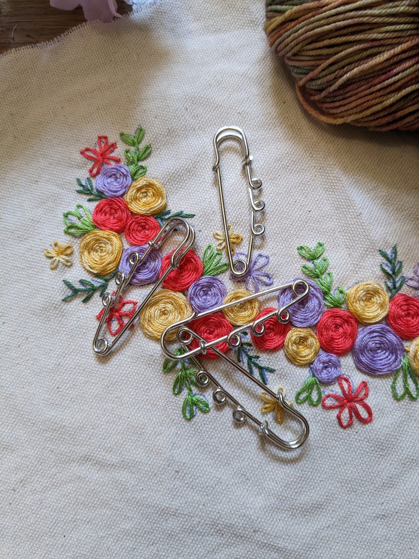 Safety pin and eyelets / stitch marker holder for crochet