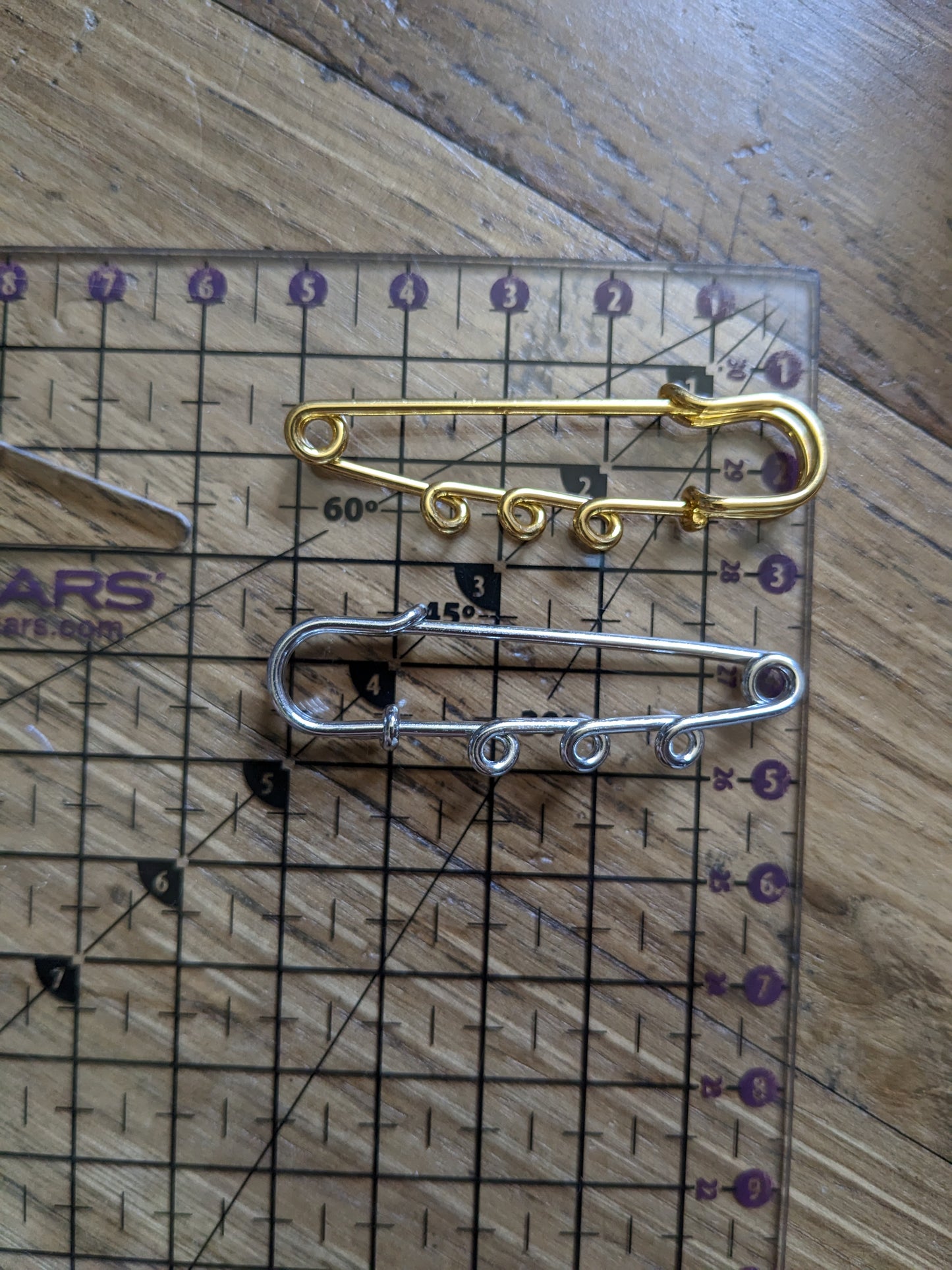 Safety pin and eyelets / stitch marker holder for crochet