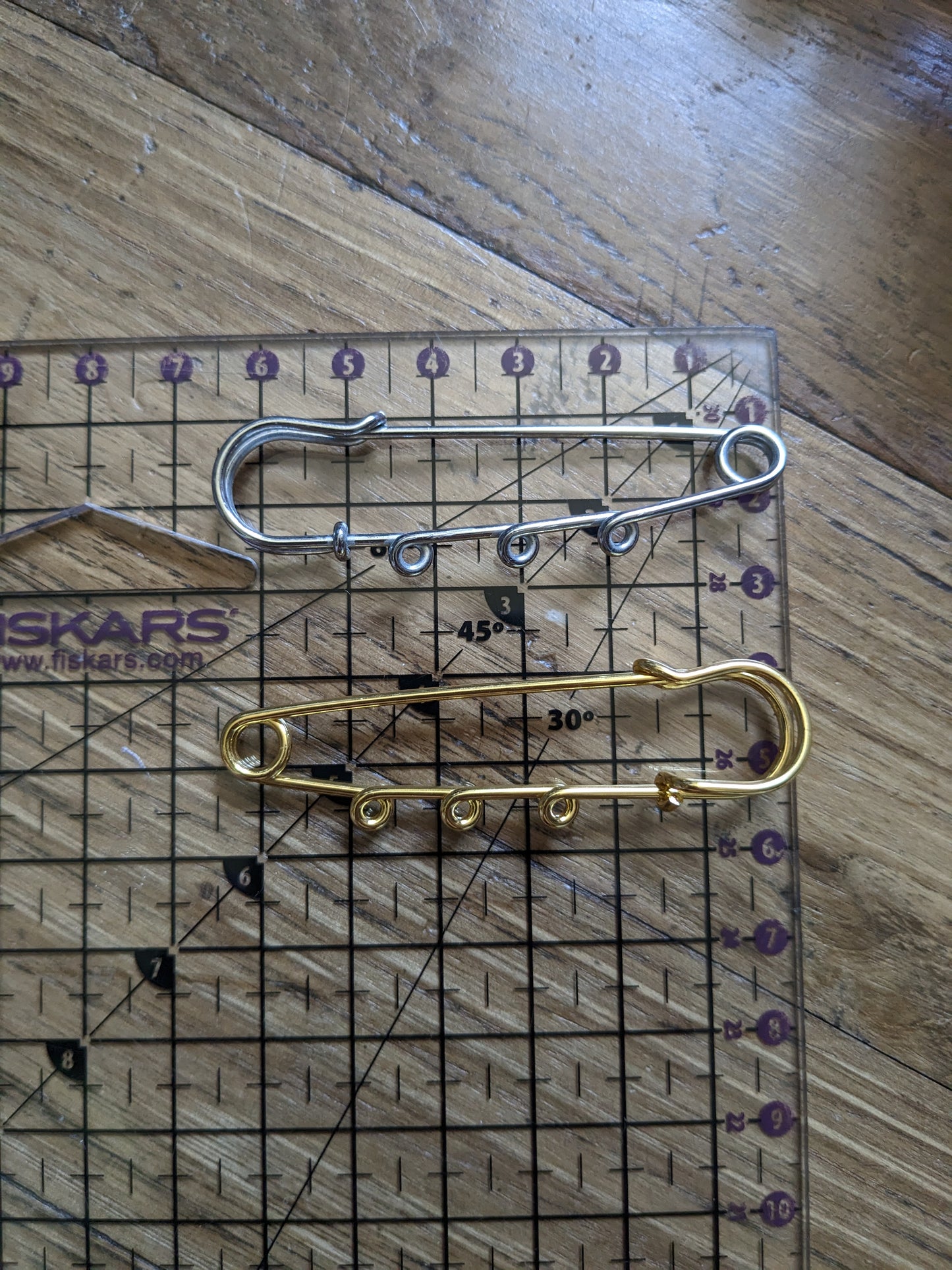 Safety pin and eyelets / stitch marker holder for crochet