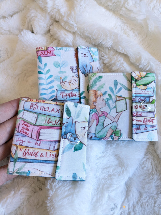 Carnet pique aiguille / porte aiguille de voyage "Chats et livres", "Graphique", "Tea party" et "Cosy"