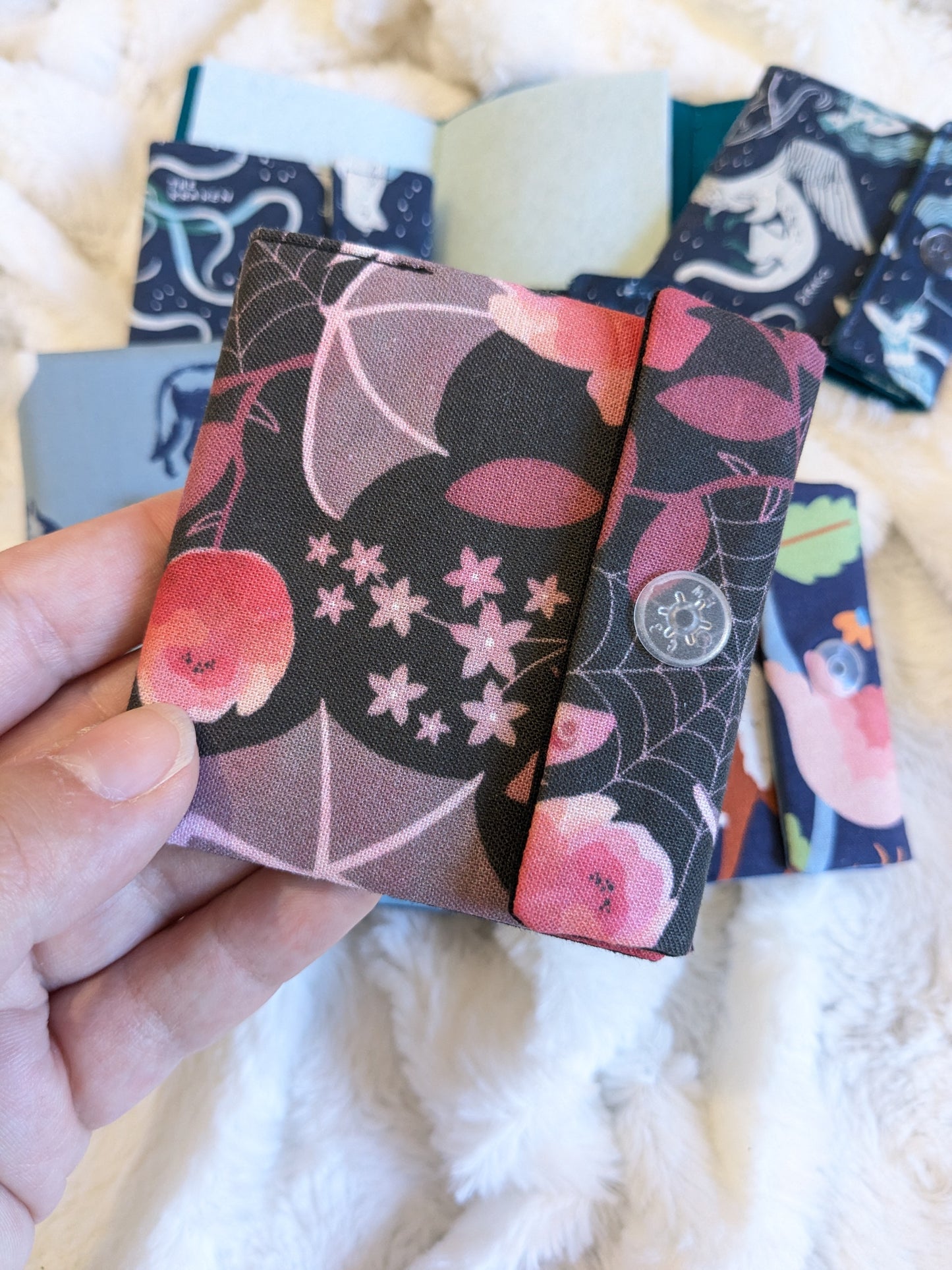 Carnet pique aiguille / porte aiguille de voyage "Coyotes", "Cerf et pivoines" "Constellations", "Cerfs etoilés" et "Chauve souris"