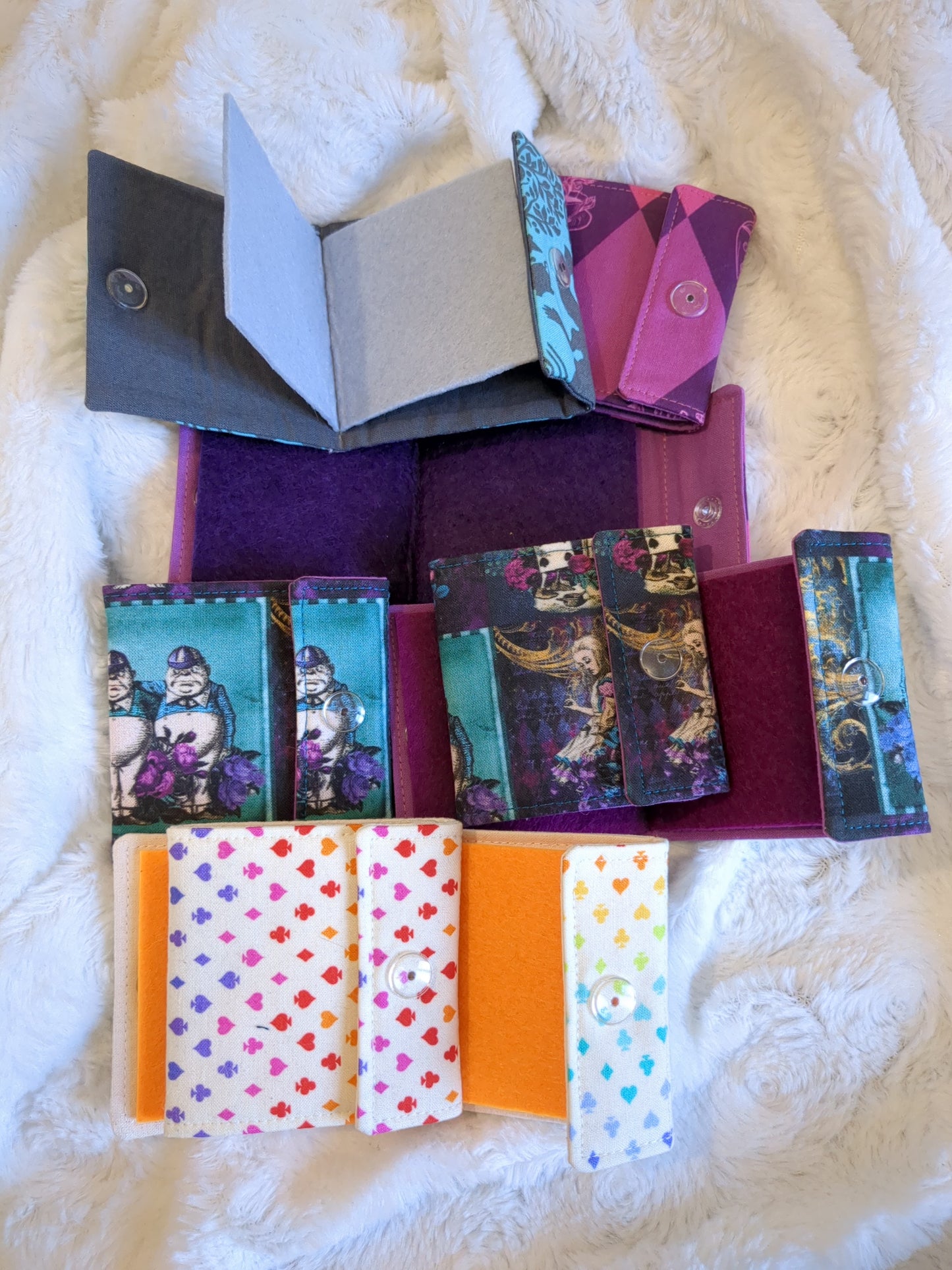 Carnet pique aiguille / porte aiguille de voyage "Rabbit hole", "Cheshire", "Wonderland" et "Cartes"