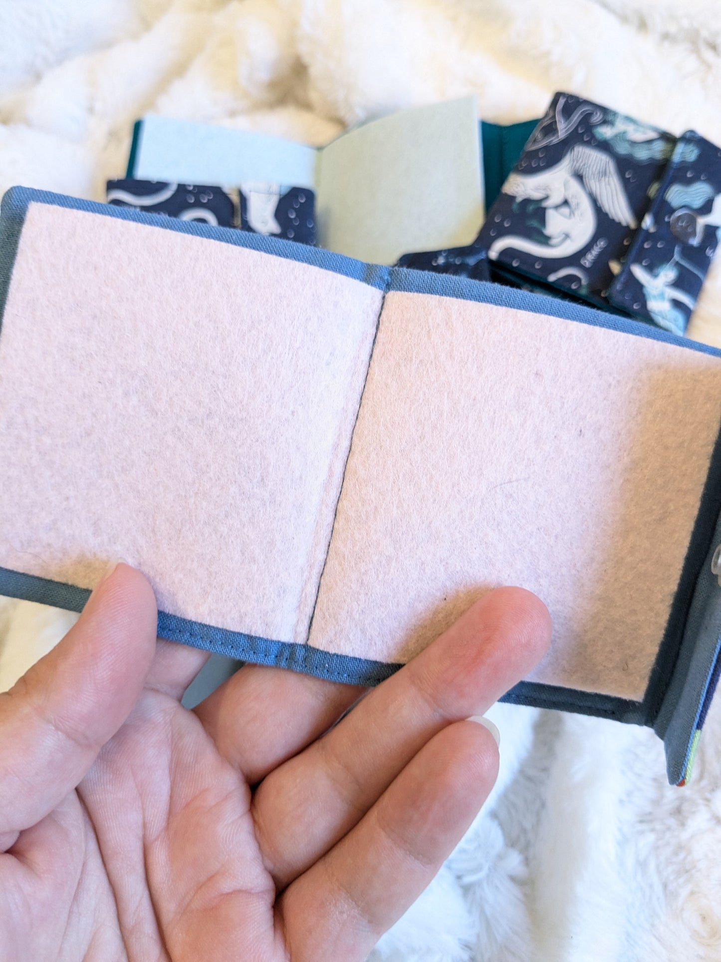 Carnet pique aiguille / porte aiguille de voyage "Coyotes", "Cerf et pivoines" "Constellations", "Cerfs etoilés" et "Chauve souris"