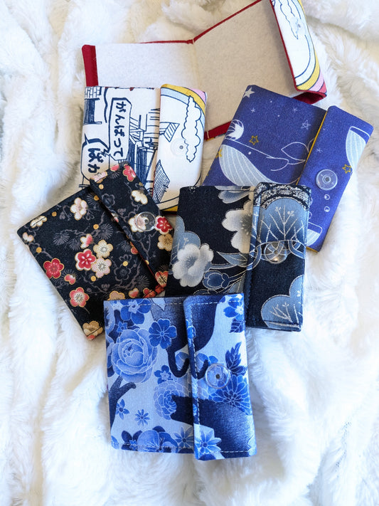 Carnet pique aiguille / porte aiguille de voyage "Fleurs argentées", "Fleurs de cerisier rouges", "Manga", "Chats et fleurs" et "Baleine"