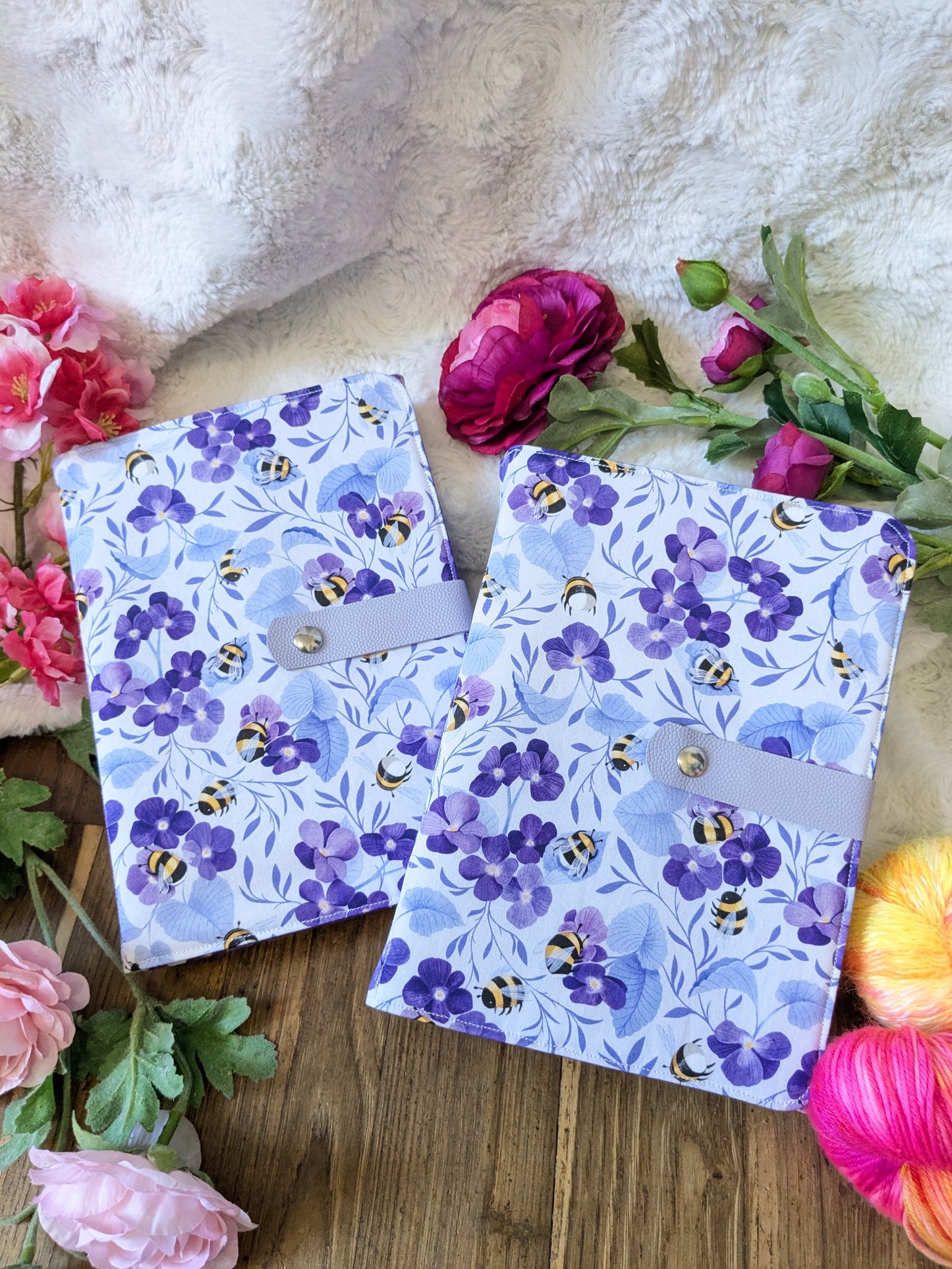 Classeur à aiguilles "Bourdons au pays des violettes" motif Lixy illustration