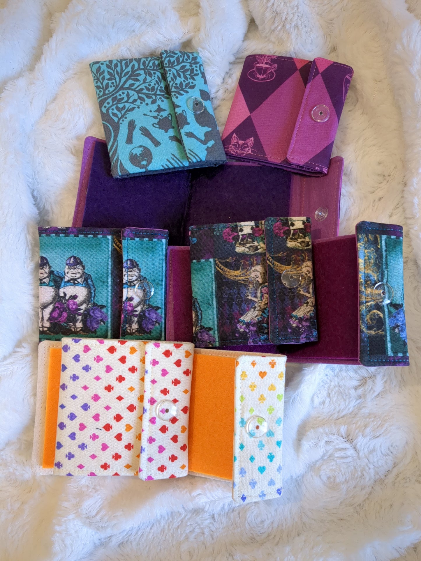 Carnet pique aiguille / porte aiguille de voyage "Rabbit hole", "Cheshire", "Wonderland" et "Cartes"