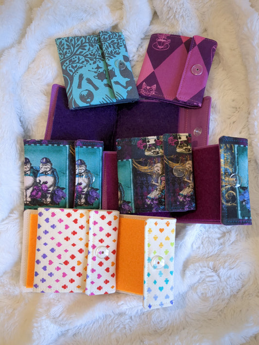 Carnet pique aiguille / porte aiguille de voyage "Rabbit hole", "Cheshire", "Wonderland" et "Cartes"