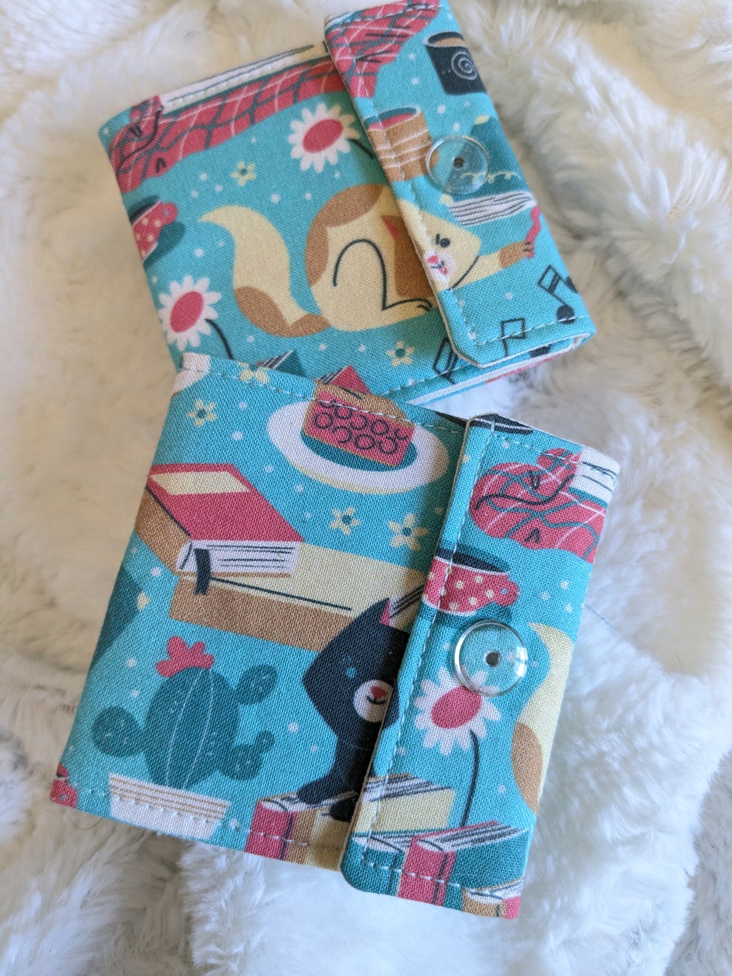 Carnet pique aiguille / porte aiguille de voyage "Chats et livres", "Graphique", "Tea party" et "Cosy"