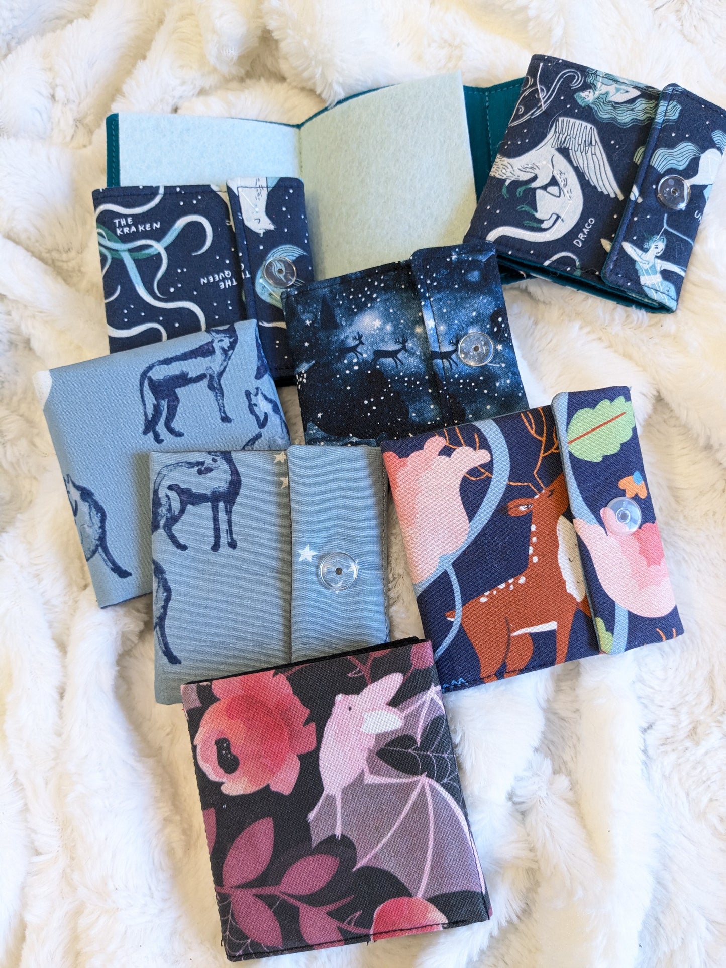 Carnet pique aiguille / porte aiguille de voyage "Coyotes", "Cerf et pivoines" "Constellations", "Cerfs etoilés" et "Chauve souris"