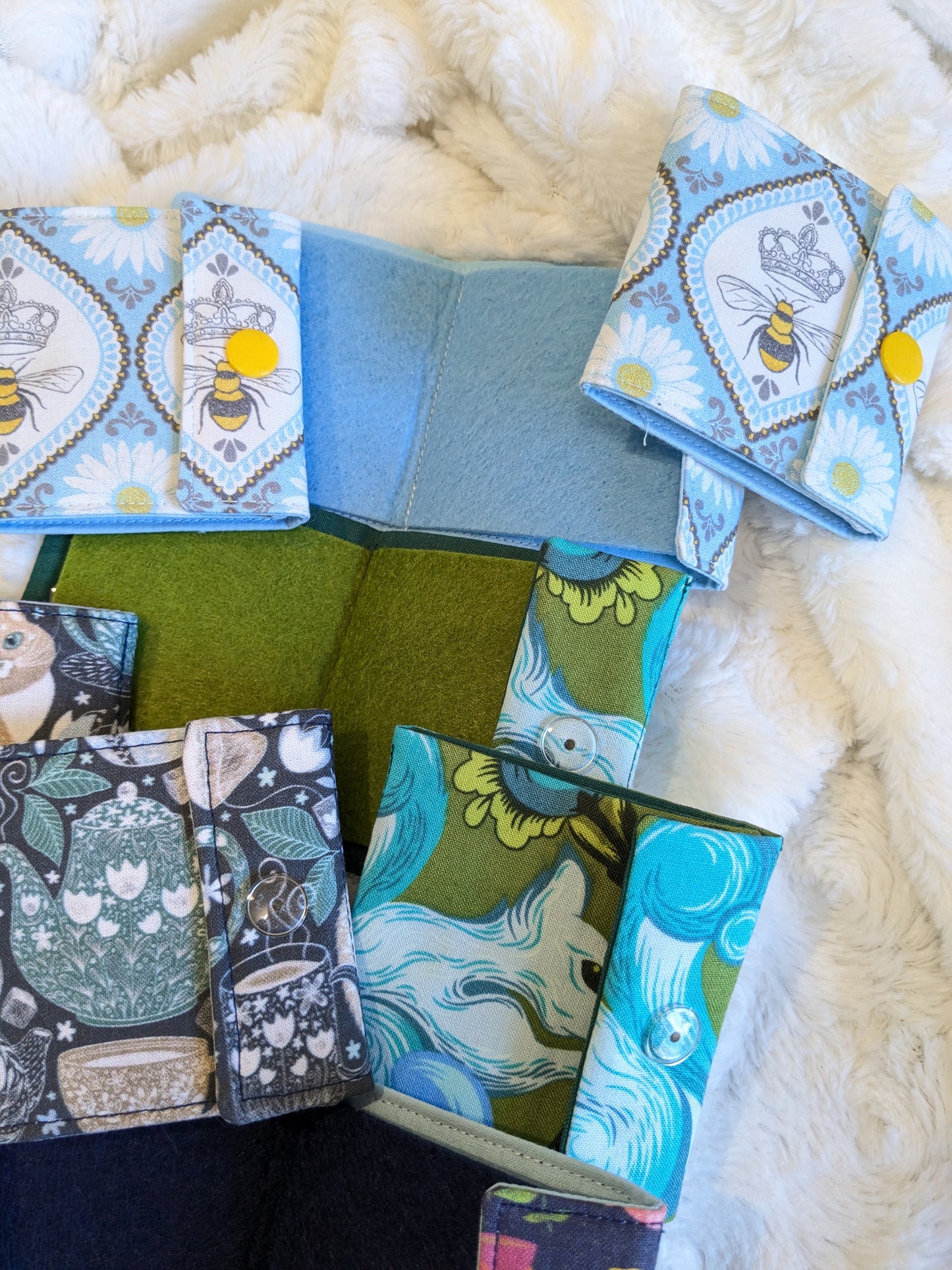 Carnet pique aiguille / porte aiguille de voyage "Bee", "Cup of tea" "Chat et thé" et "Écureuil"