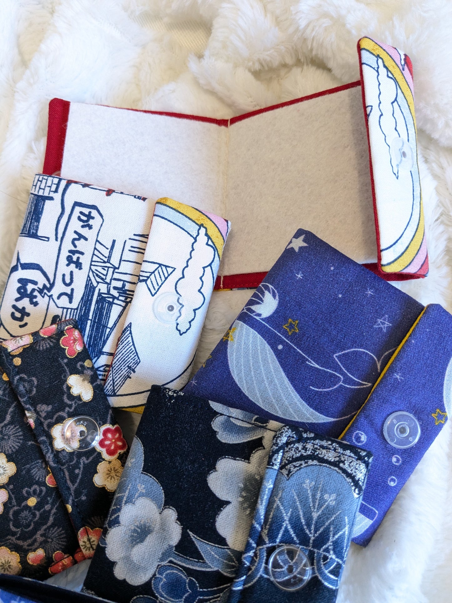 Carnet pique aiguille / porte aiguille de voyage "Fleurs argentées", "Fleurs de cerisier rouges", "Manga", "Chats et fleurs" et "Baleine"