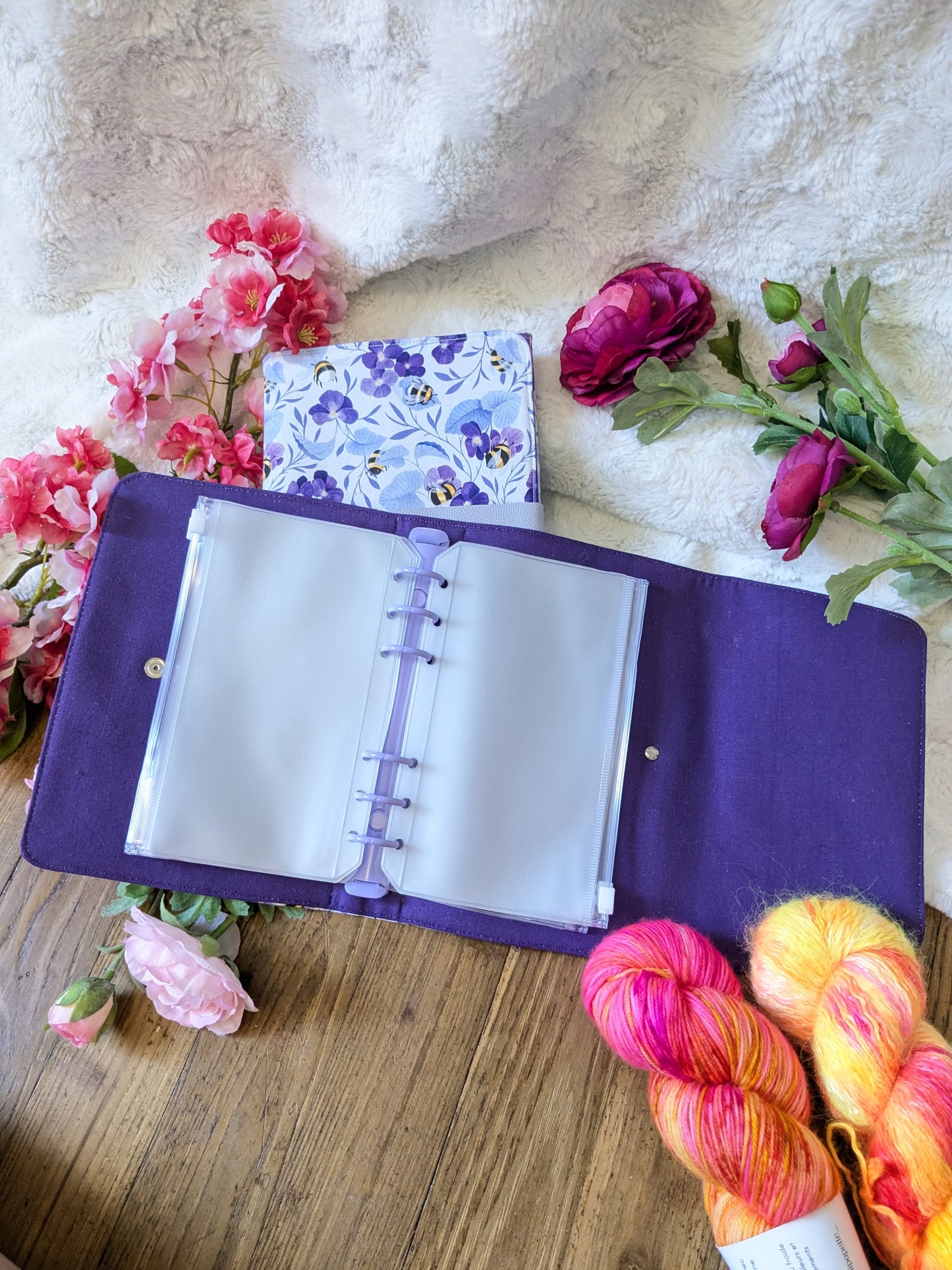 Classeur à aiguilles "Bourdons au pays des violettes" motif Lixy illustration
