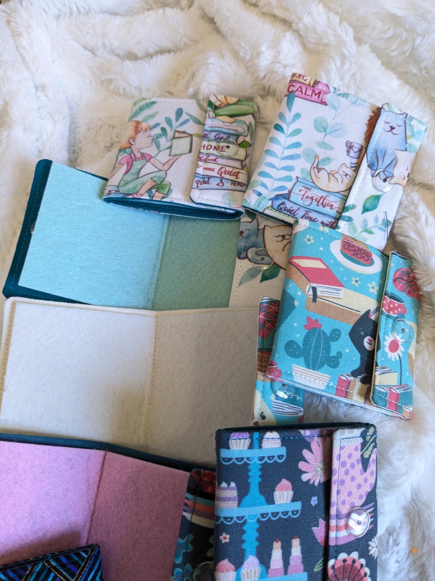 Carnet pique aiguille / porte aiguille de voyage "Chats et livres", "Graphique", "Tea party" et "Cosy"