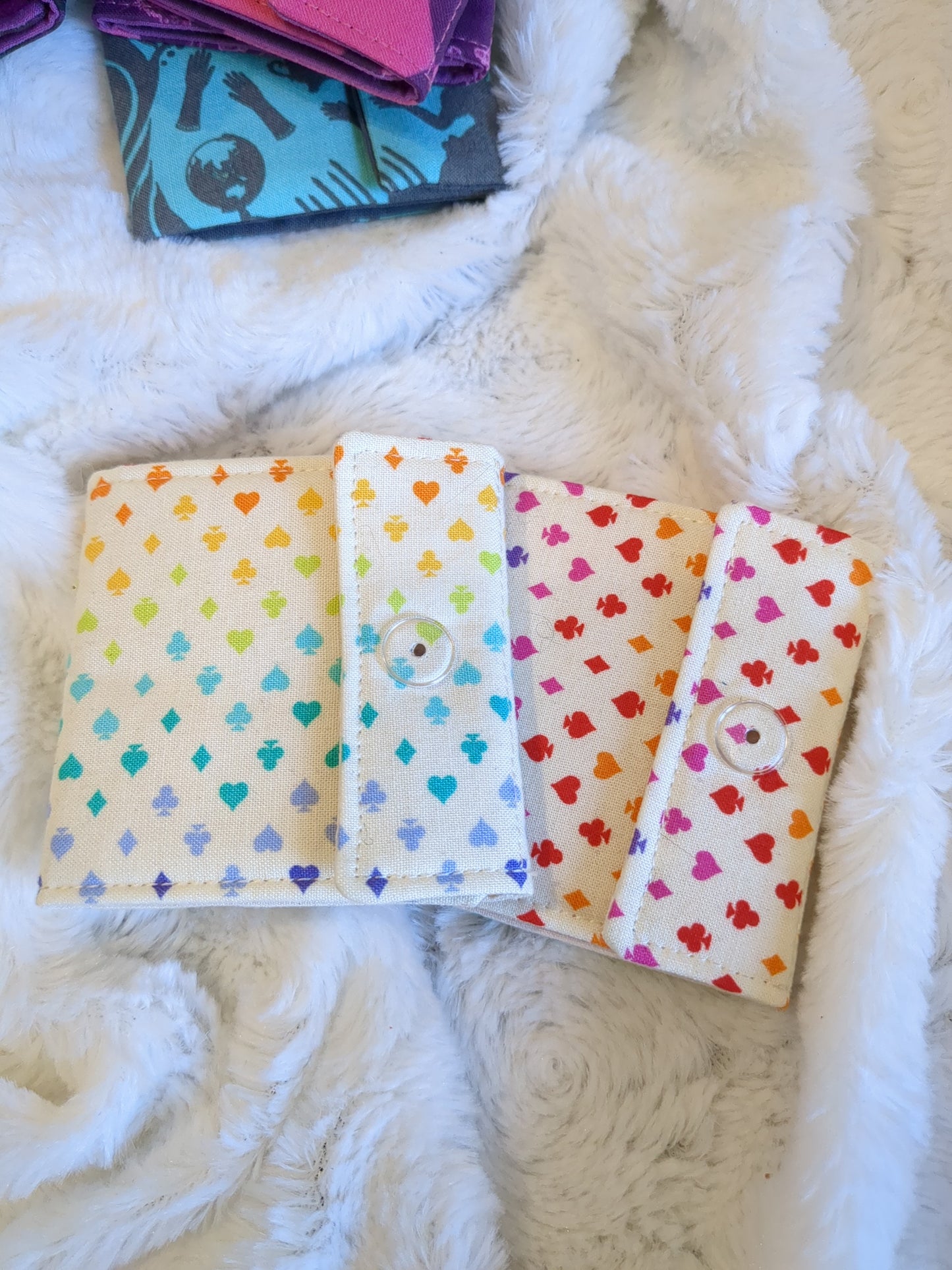 Carnet pique aiguille / porte aiguille de voyage "Rabbit hole", "Cheshire", "Wonderland" et "Cartes"