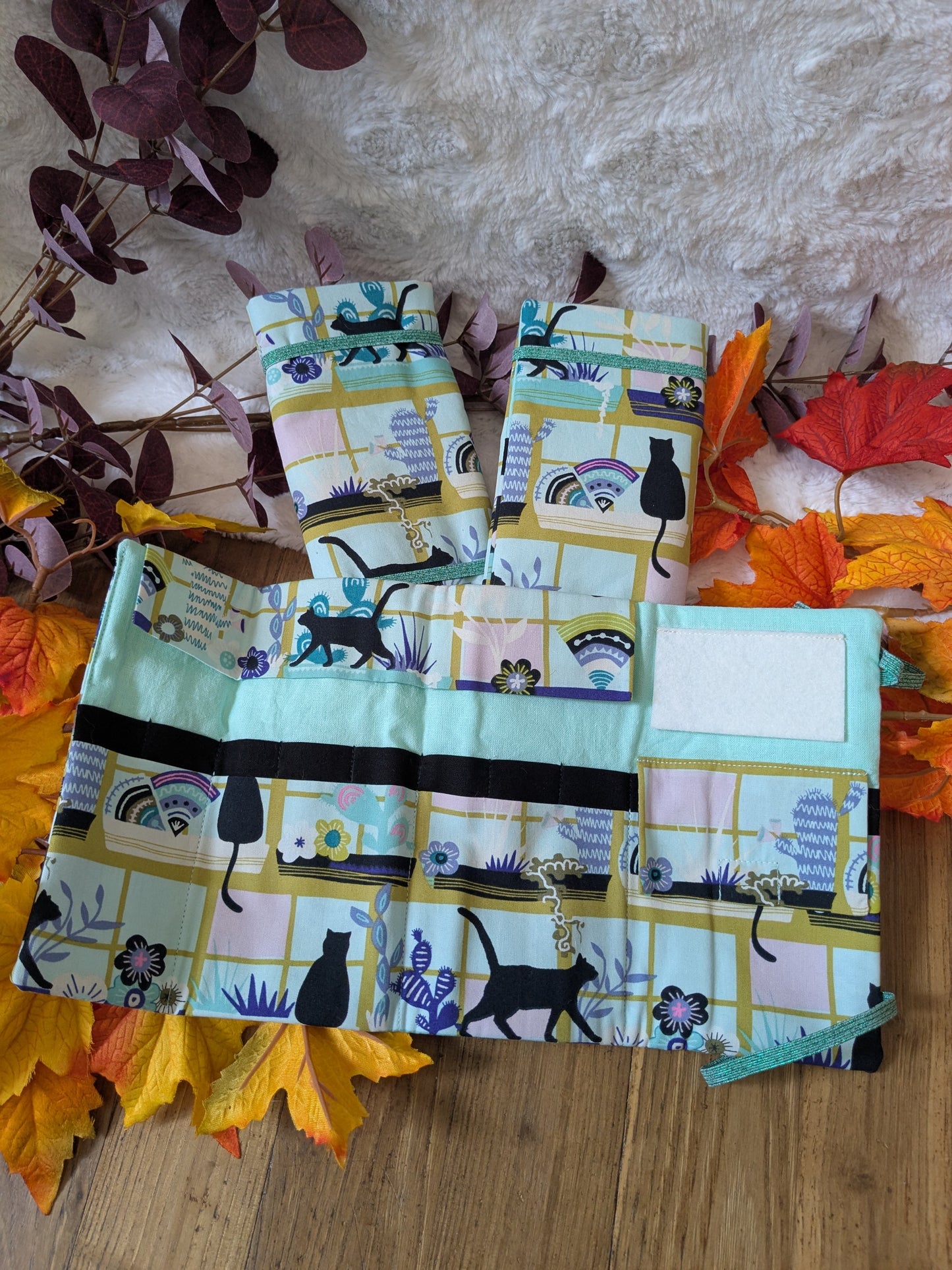 Pochette de rangement aiguilles circulaires amovibles ou crochets tunisiens motif "Chat noir en balade"