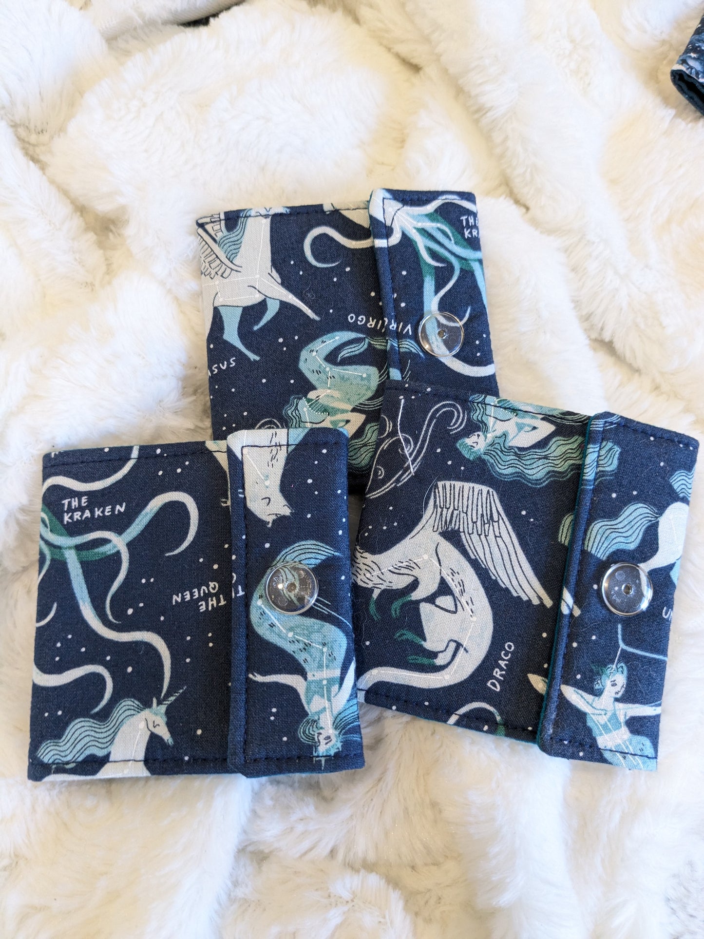 Carnet pique aiguille / porte aiguille de voyage "Coyotes", "Cerf et pivoines" "Constellations", "Cerfs etoilés" et "Chauve souris"