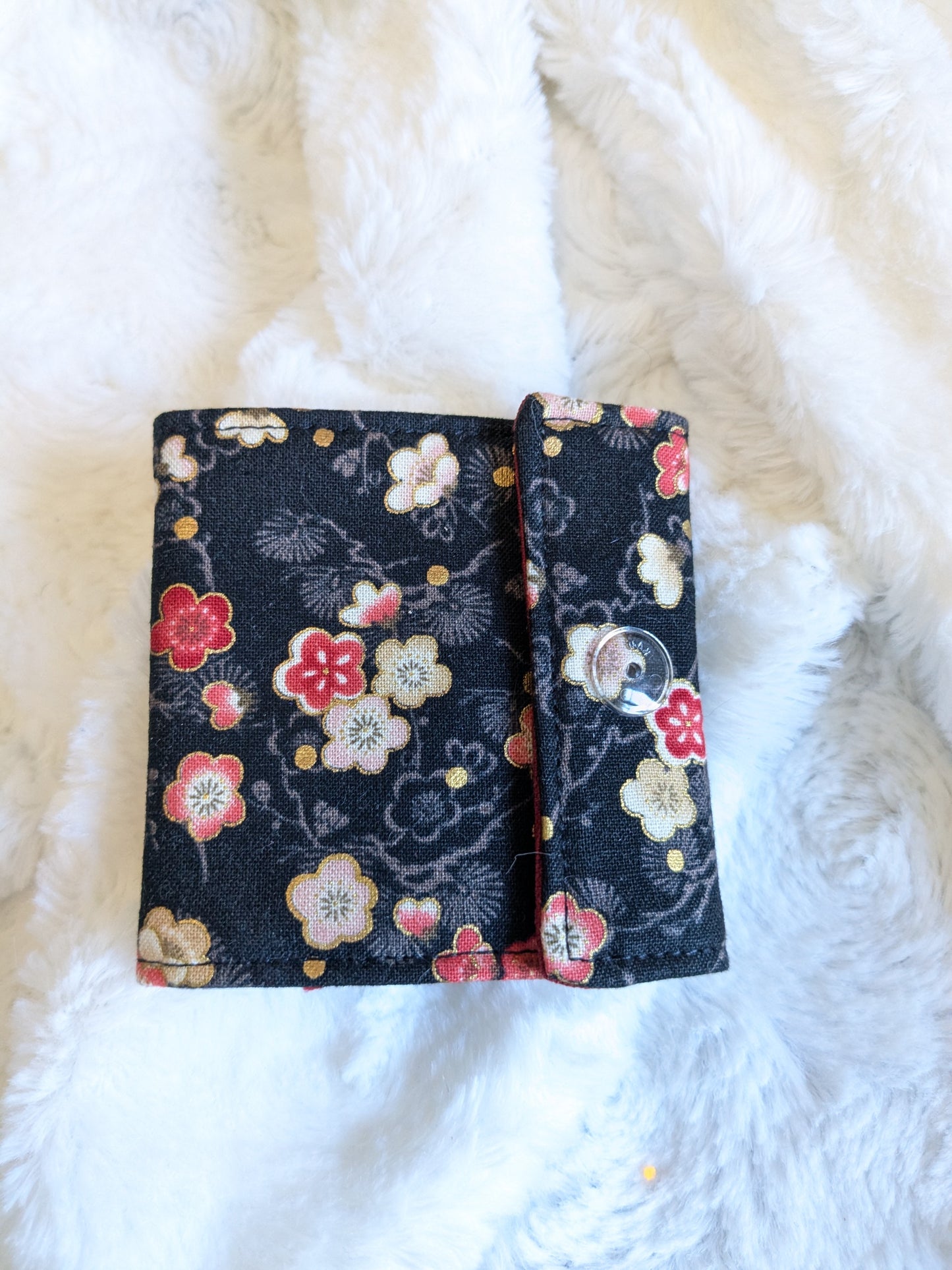 Carnet pique aiguille / porte aiguille de voyage "Fleurs argentées", "Fleurs de cerisier rouges", "Manga", "Chats et fleurs" et "Baleine"