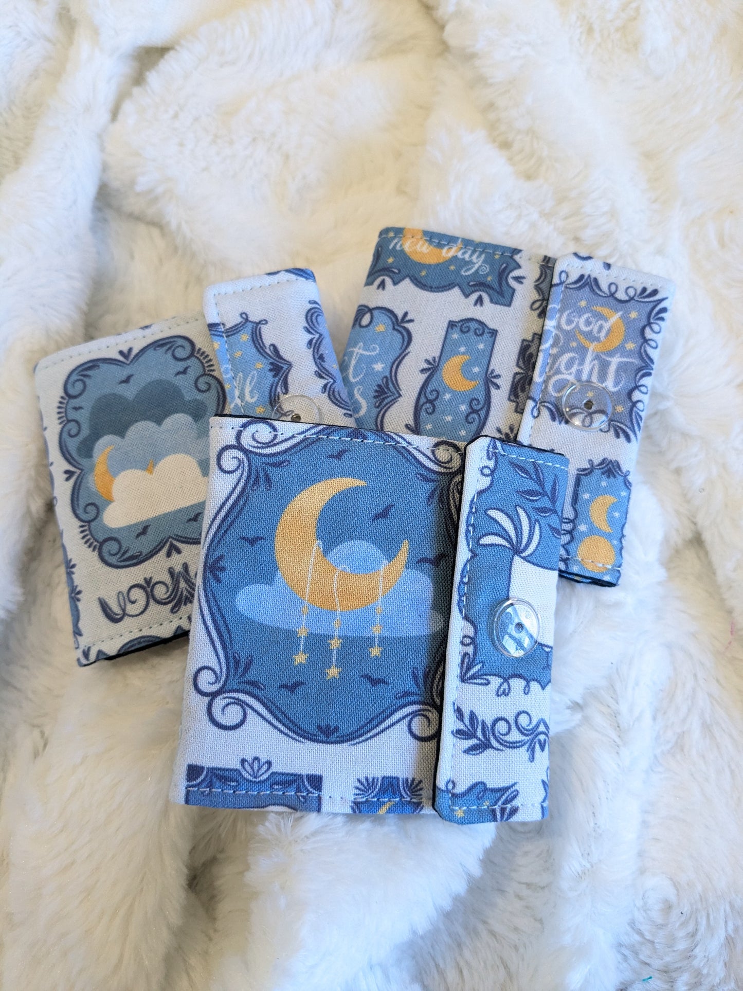 Carnet pique aiguille / porte aiguille de voyage "Good night", "Aquarelle bleue", "Arctic" et "Mythique"