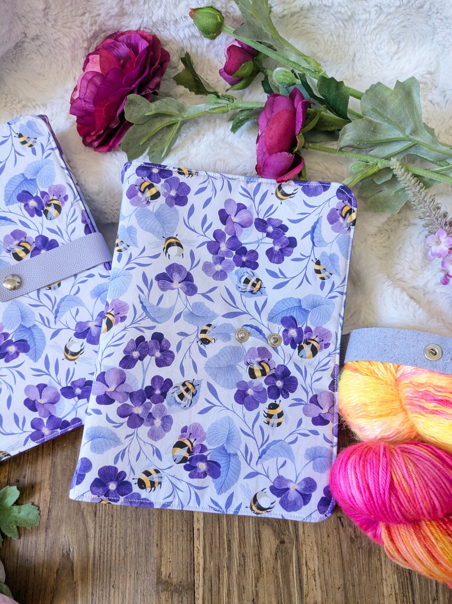 Classeur à aiguilles "Bourdons au pays des violettes" motif Lixy illustration