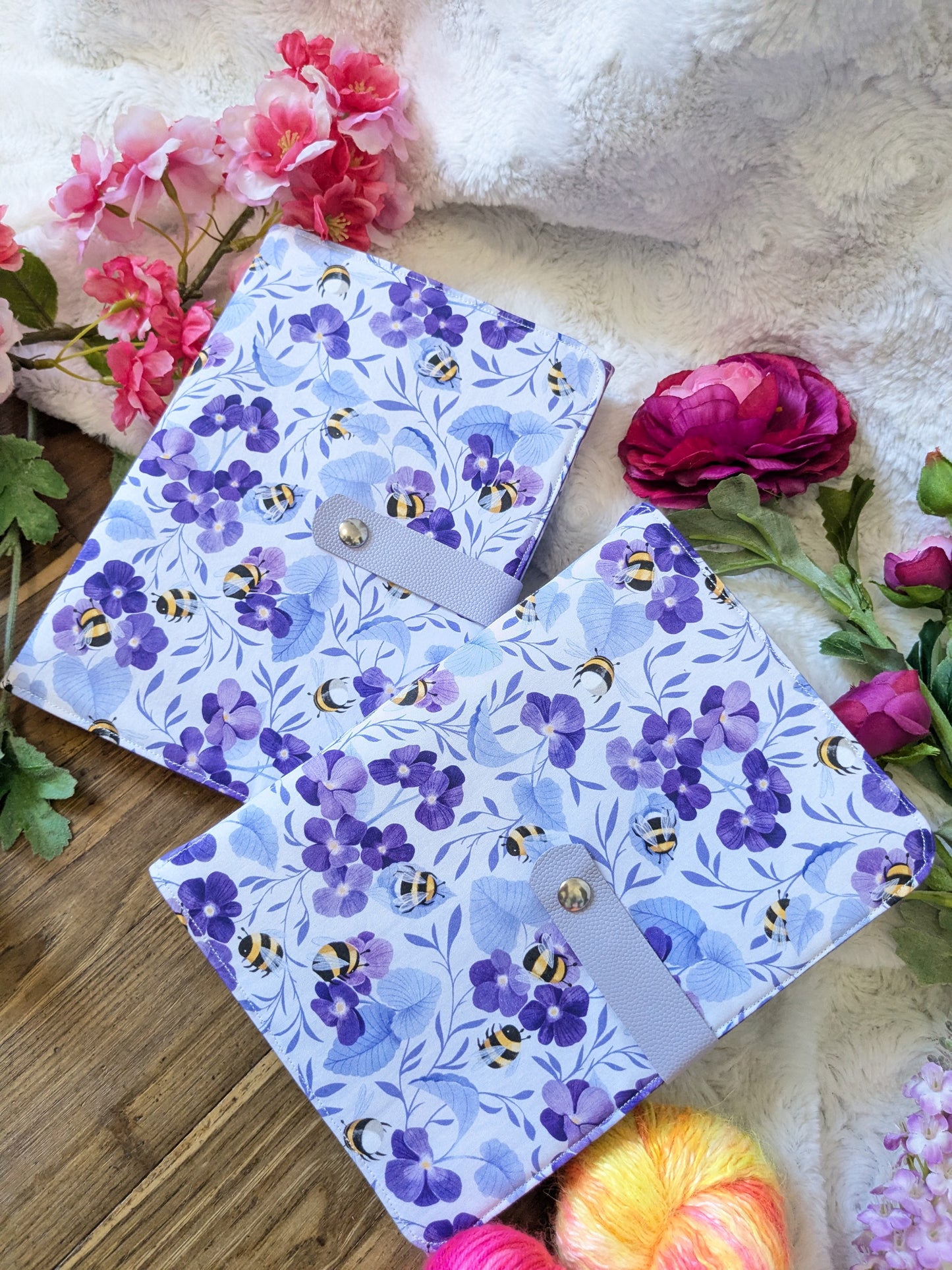 Classeur à aiguilles "Bourdons au pays des violettes" motif Lixy illustration